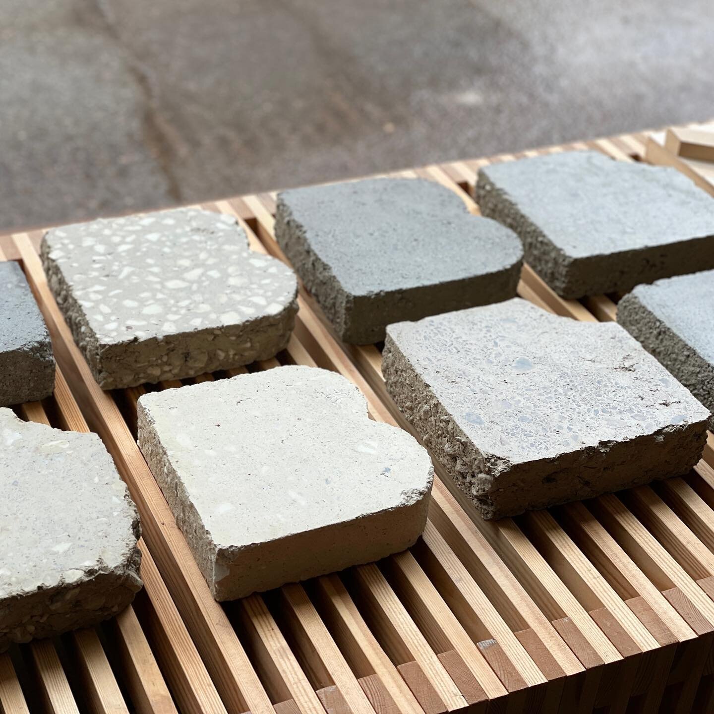 Uusia malleja ja v&auml;rej&auml;:
- valkoinen
- kylm&auml;n harmaa
- l&auml;mmin harmaa

#luonnonbetoni #nocement #madeinfinland
