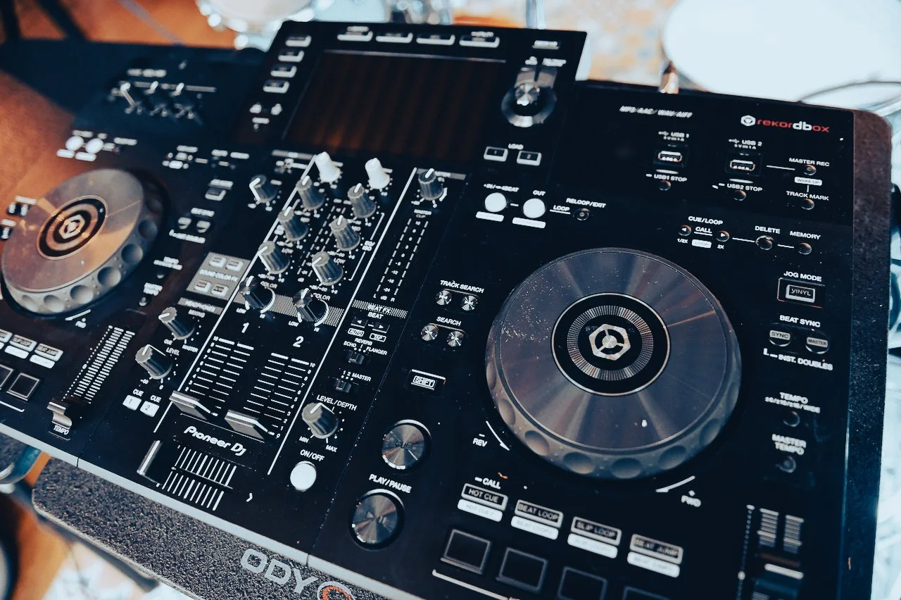 Live DJ Set.
