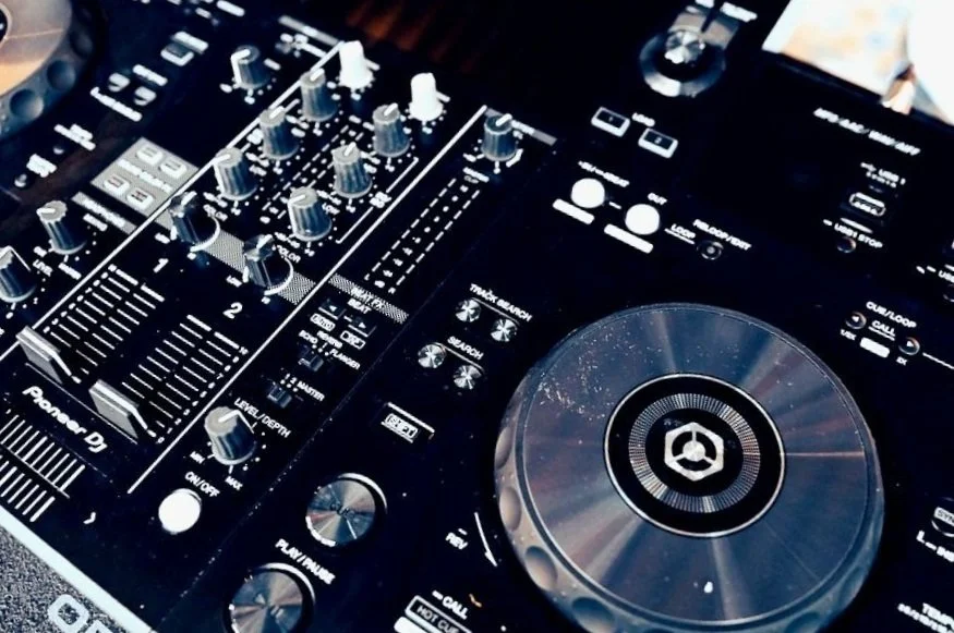 Live DJ Set.