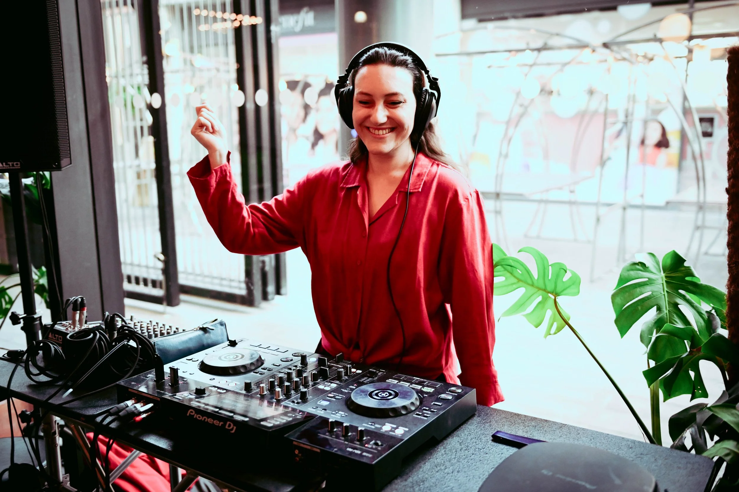 Live DJ Set.