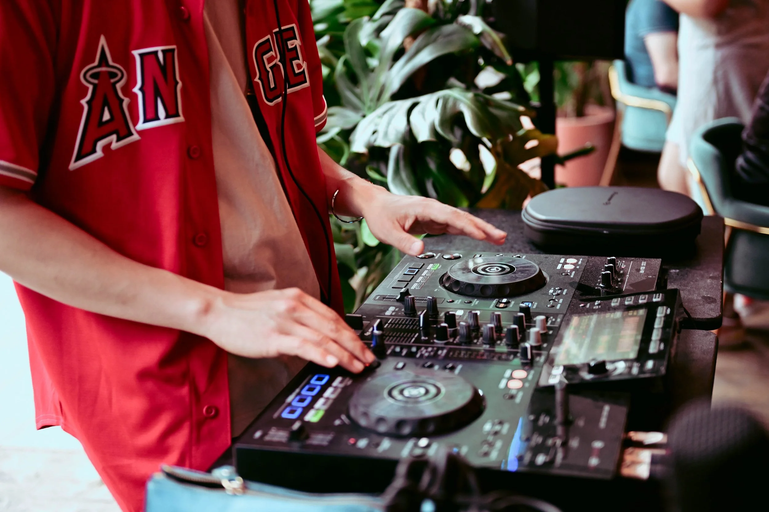 Live DJ Set.