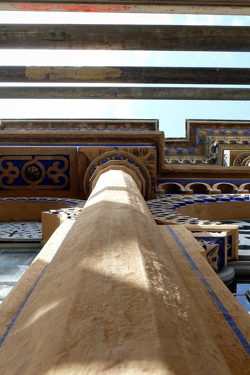 Détail du travail de restauration des lignes bleu outre-mer peintes sur les colonnes en 2009.JPG