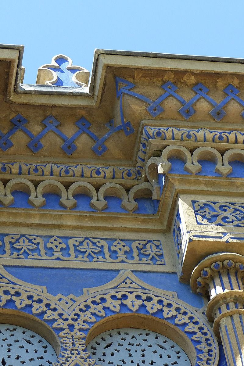 Le décor jusqu'à la toiture - corniche, frise et architrave de moulures d'arabesques..JPG