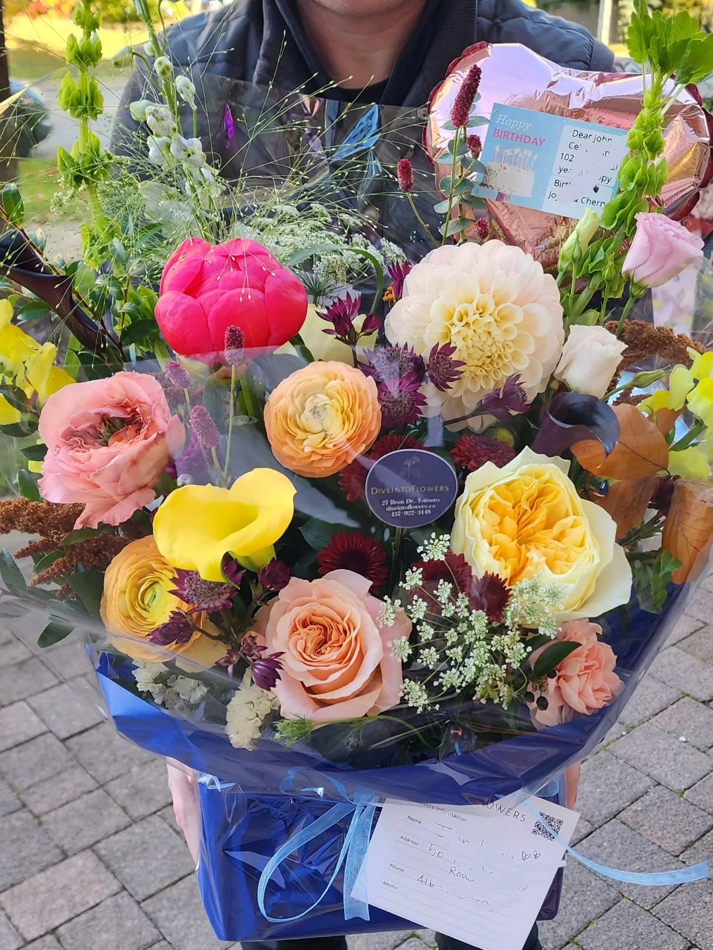 When it rains, let flowers bring the sunshine back.
#diveintoflowers #happybirthday🎂 #birthdaygift #rainyday #northyork