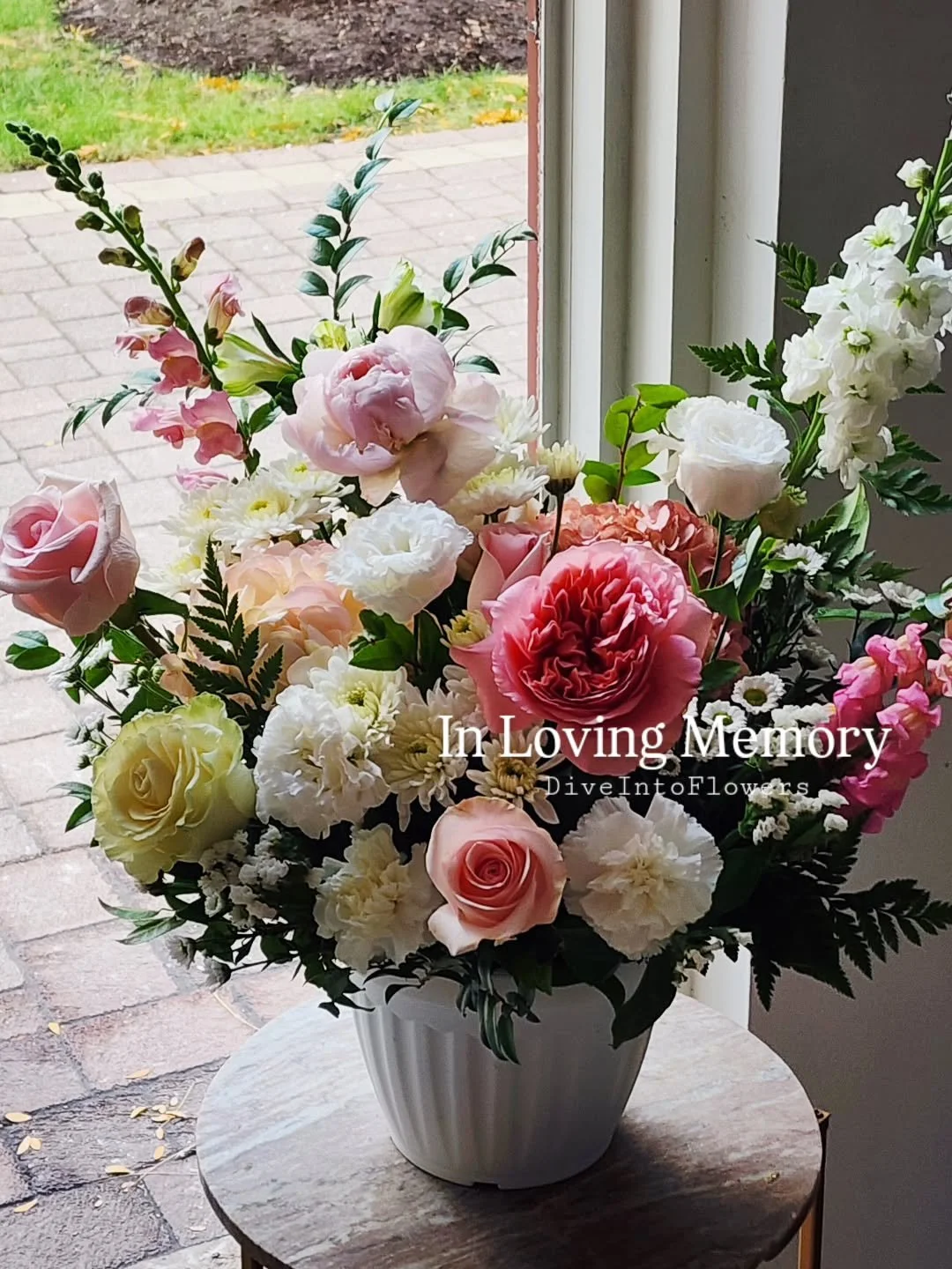 In loving memory, with flowers that speak what words cannot.
#diveintoflowers #inlovingmemory #sympathy #bayviewvillage