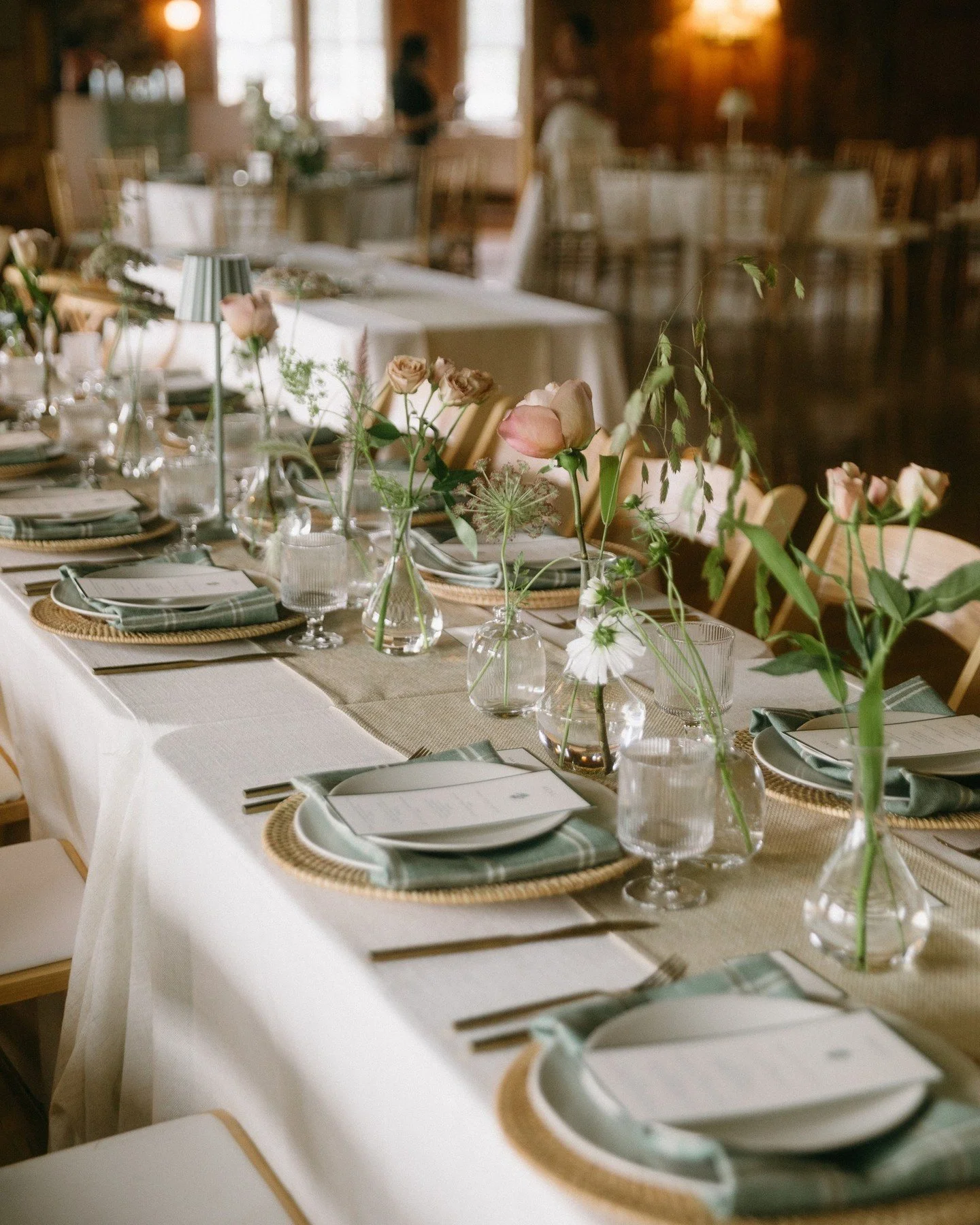 It&rsquo;s ok I will still do bud vases 🥹
.
.
.
.

🖊️ @dirigoeventco 
🏨 @teiaclubpeaksisland 
📸 @emilydelamater
👰&zwj;♀️ @my_maine_cravings
