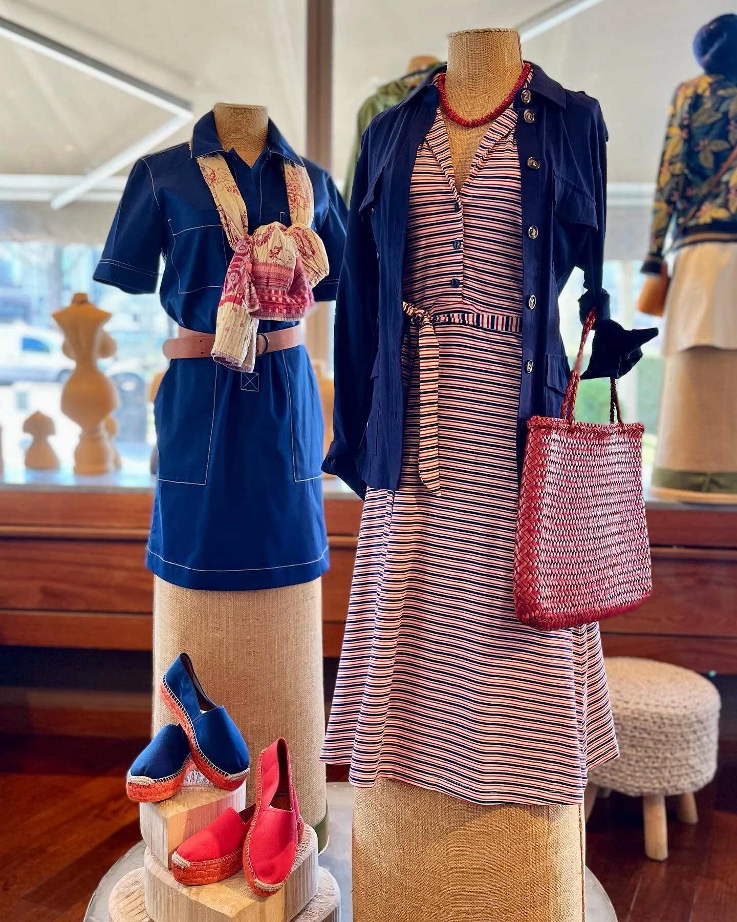 Dynamisez votre look en adoptant un style marin &ldquo;bleu, blanc, rouge&quot;.. &agrave; l'&eacute;l&eacute;gance intemporelle !!..

#grispommeboutique #bensimon #kinglouie #kinglouiedress #dragondiffusion #espadrillesdeauville #letol #normandie #h