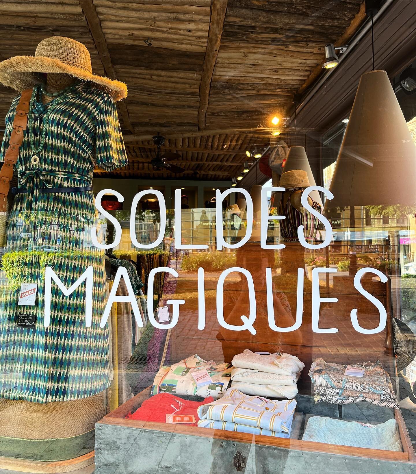 Pour f&ecirc;ter l&rsquo;arriv&eacute;e de l&rsquo;&eacute;t&eacute; ☀️, laissez-vous tenter par nos soldes magiques ✨ du 22 juin au 19 juillet !!
🌞👗👜👒👡

#soldes&eacute;t&eacute; #boutiquehonfleur #normandie #honfleurtourisme