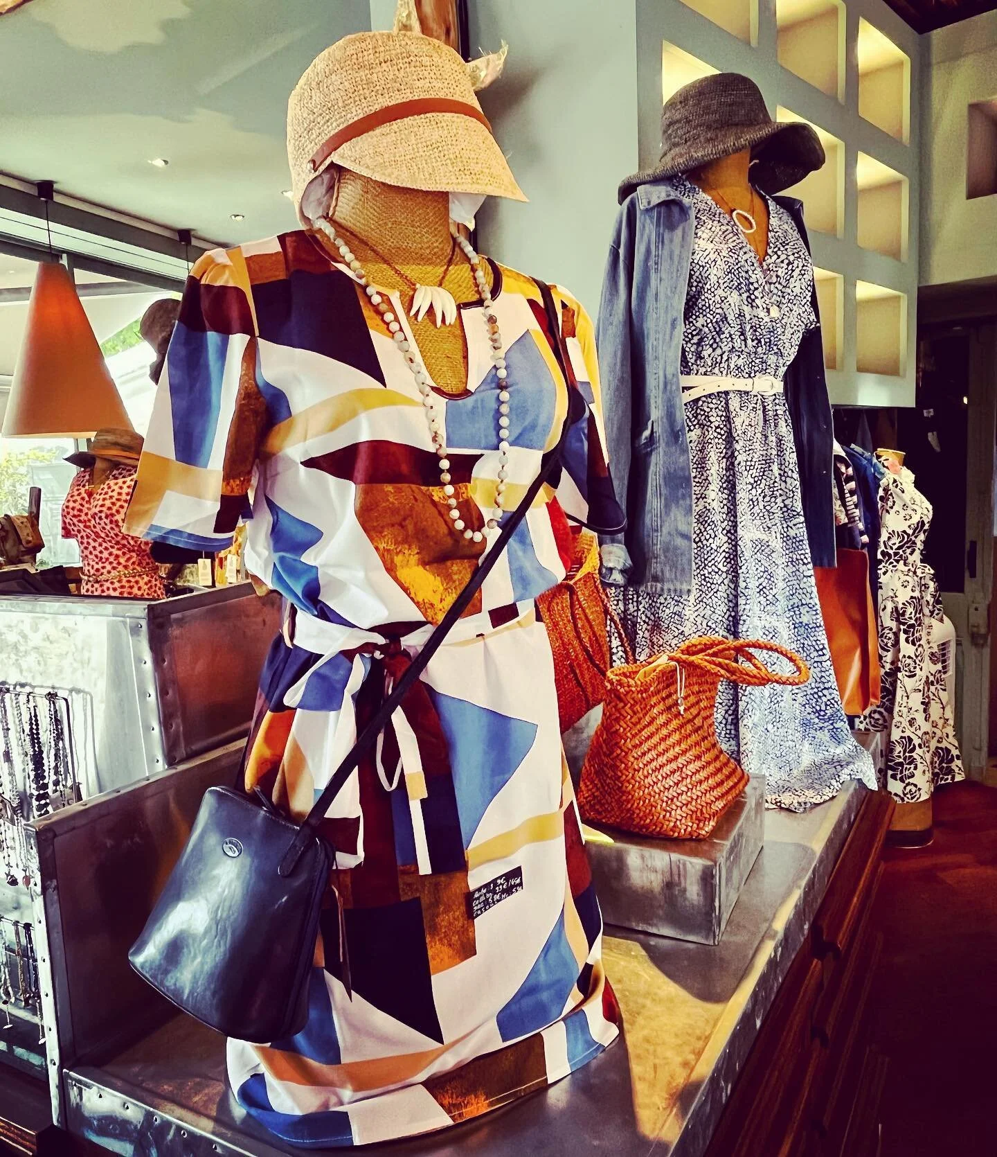 Des petites robes pour voir la vie en bleue 🌟😎

#boutiquehonfleur #normandie #honfleur #dragondiffusion #levoyageenpanier #leatherbag