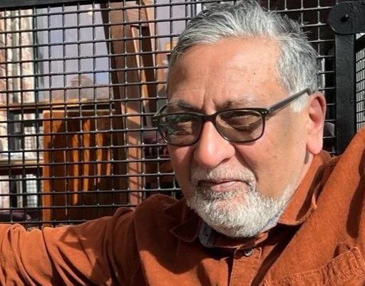 Photo of De Savyasaachi Jain