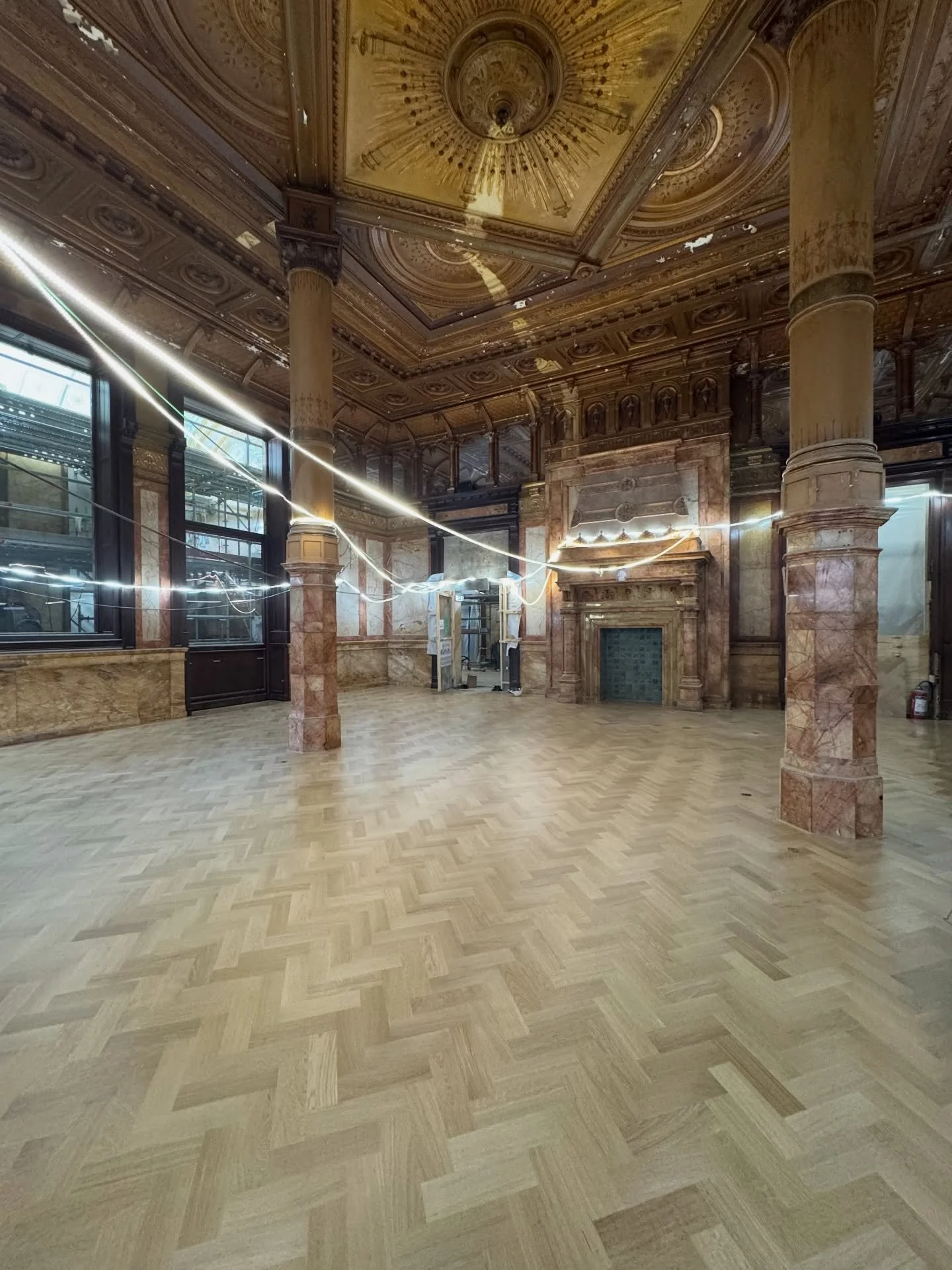 Sterk staaltje vakmanschap - alles wat dit pand verdient! Trots om hieraan te hebben mogen meewerken. Uitkijkend naar het eindresultaat! 🪚👷🏼&zwj;♂️🦺⚠️🪵 

📍Hotel Metropole - Brussel