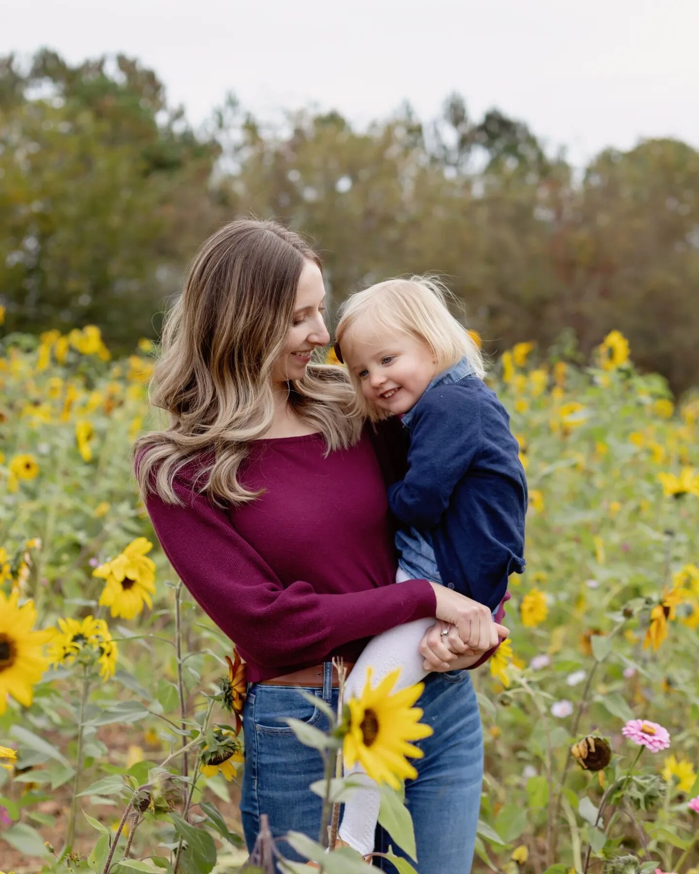 Sunflowers! 

I love that the Art Museum has these beautiful fields of wildflowers and sunflowers and the nearby apiary with Pollinators. 

I loved using these flowers during this mini session because these cuties are total flower-lovers and it fit p