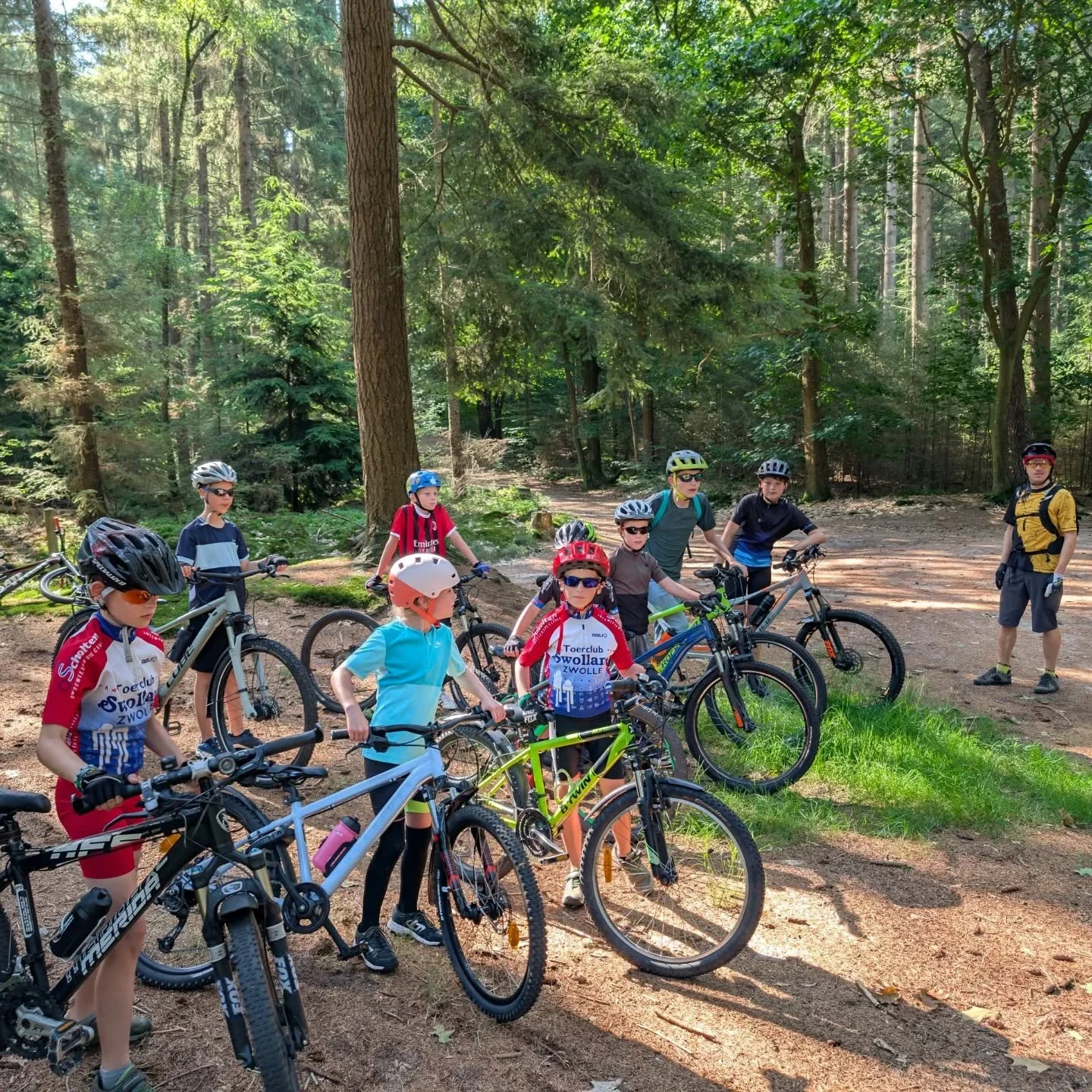 **🚴&zwj;♀️ Zondagochtend op z'n best met MTB Zwolle! 🌳**

Wat een top ochtend hadden we afgelopen zondag!

Bij MTB Zwolle stond er een gezellige social-ride voor kinderen op het programma.

Nadat iedereen zich had verzameld en de fietsen en helmen 