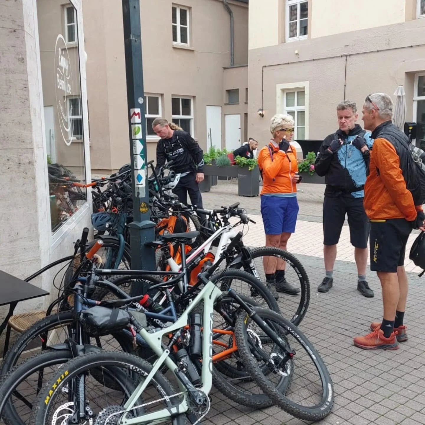 🔥 Trail-avontuur in Luxemburg! 🇱🇺

🚵&zwj;♀️ Lang weekend mountainbiken in het M&uuml;llerthal met 14 leden van MTB Zwolle en twee topgidsen van Trail Adventure. Fantastisch georganiseerd, met een perfecte mix van sport, natuur en gezelligheid.

O