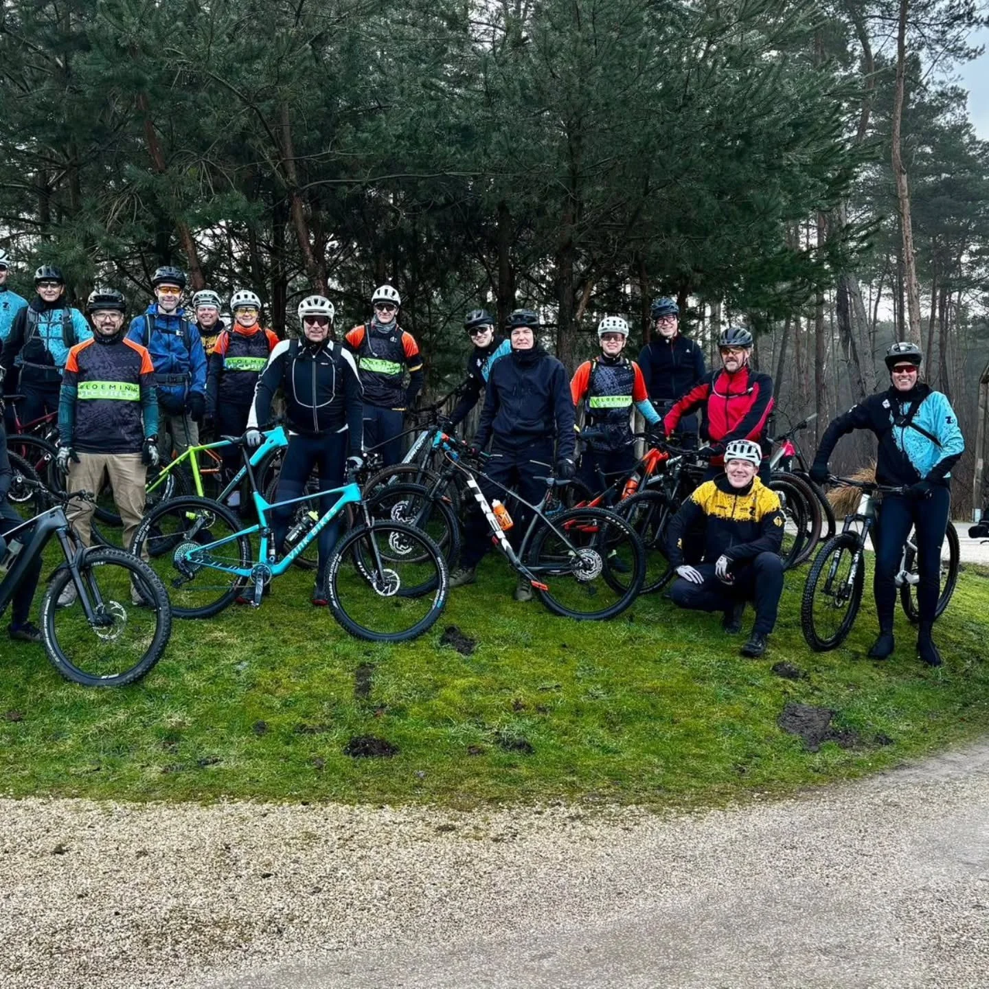 Vanmorgen verzamelden 23 leden van MTB Zwolle zich op een parkeerplaats in Otterlo. Vandaag stonden we weer even stil bij Peter Bloemink, die altijd onze winterrit regelde en sponsorde. Otterlo was 1 van zijn favoriete routes. Net als vorig jaar hadd