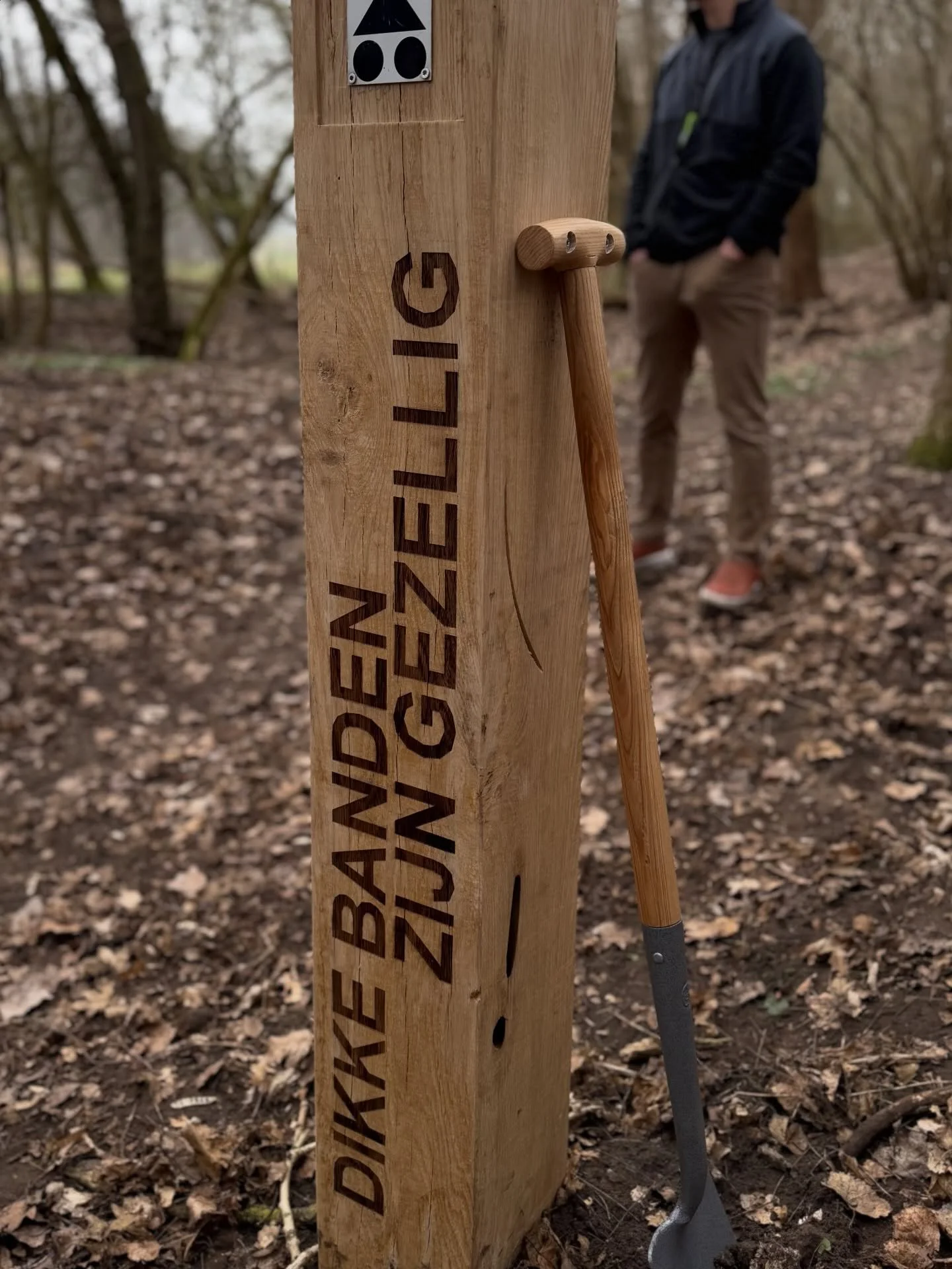 🚲 Vanmiddag onthulden leden en fietsvrienden, in aanwezigheid van nabestaanden, een bijzonder gedenkteken ter nagedachtenis aan Peter Bloemink.

Peters lijfspreuk rondom fietsen? &ldquo;Dikke Banden Zijn Gezellig.&rdquo; 🧡

Twee leden ontwierpen he