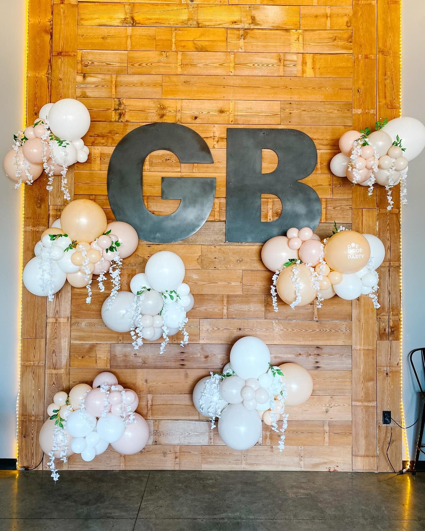 👰🏽&zwj;♀️Bridal Show👰🏼
@globalbrew held their Bridal Show in their Barrel Room yesterday and brought in some awesome local vendors for brides to shop around in one, beautiful space! We loved transforming the GB wood wall to a great option for pho