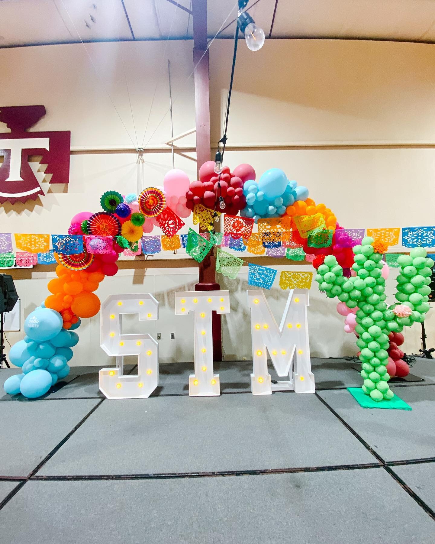💃🏼 Fiesta De Auction 💃🏼 
The St. Mary&rsquo;s School Annual Auction called for a BIG display and what better way to add a focal point to an event than our 25&rsquo; Balloon Arch! 🤩 The life size cactus was the perfect finishing touch. 🌵 

Inter