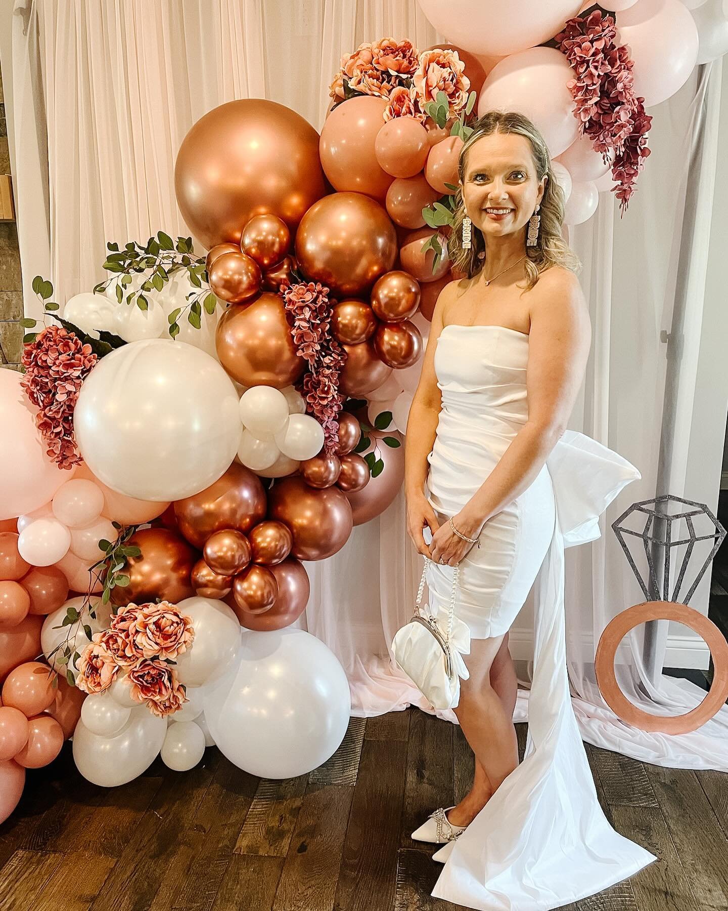 🤍💍Bach &amp; Boujee💍🤍
First, how stunning is this bride?! 👰🏼 We love getting to help our brides (&amp;friends) celebrate BIG with stunning balloon backdrops for their wedding events. This Bachelorette Brunch called for a boujee bubbly bar, a go
