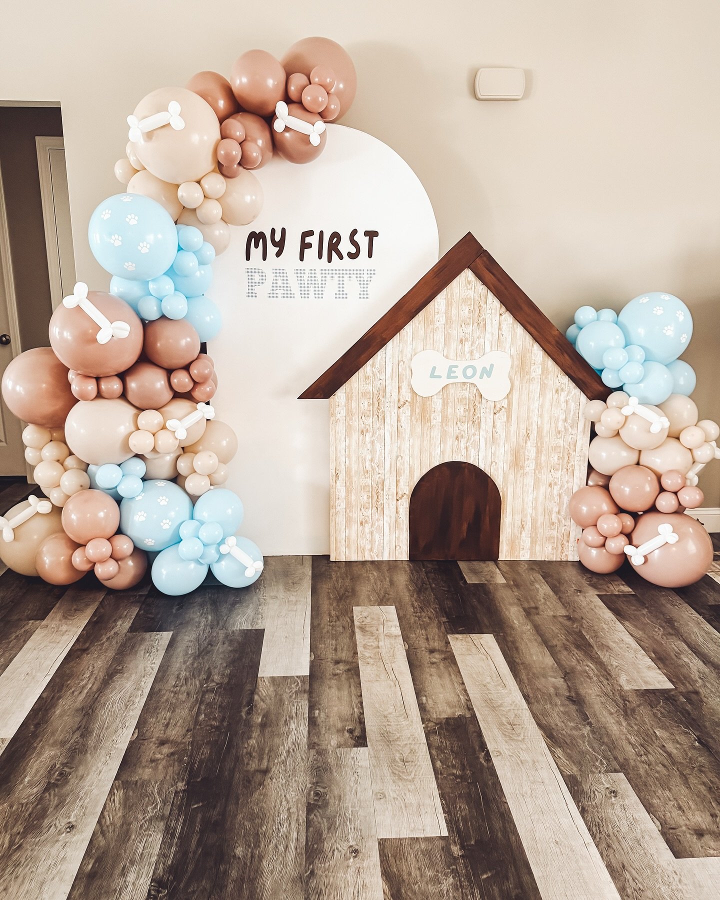 🐾First Pawty🐾
Who would we be with we didn&rsquo;t go ALL OUT for a Pop Kid&rsquo;s first birthday?! The sky was the limit for this dog theme PAWTY. Custom backdrop, adorable add-ins, scripted name garland, a little pop for the porch, and of course