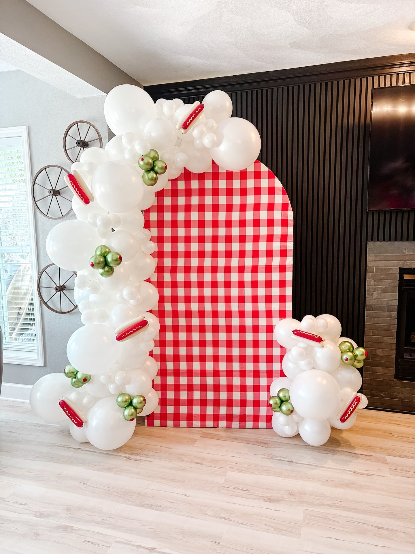 🍸Tinis &amp; Weenies🌭
Our own @hollysury04 celebrated her 21st birthday in STYLE this weekend with this incredible theme! From the custom covered chiara wall, the hot dogs and the olive clusters, we are still in AWE with how adorable this turned ou