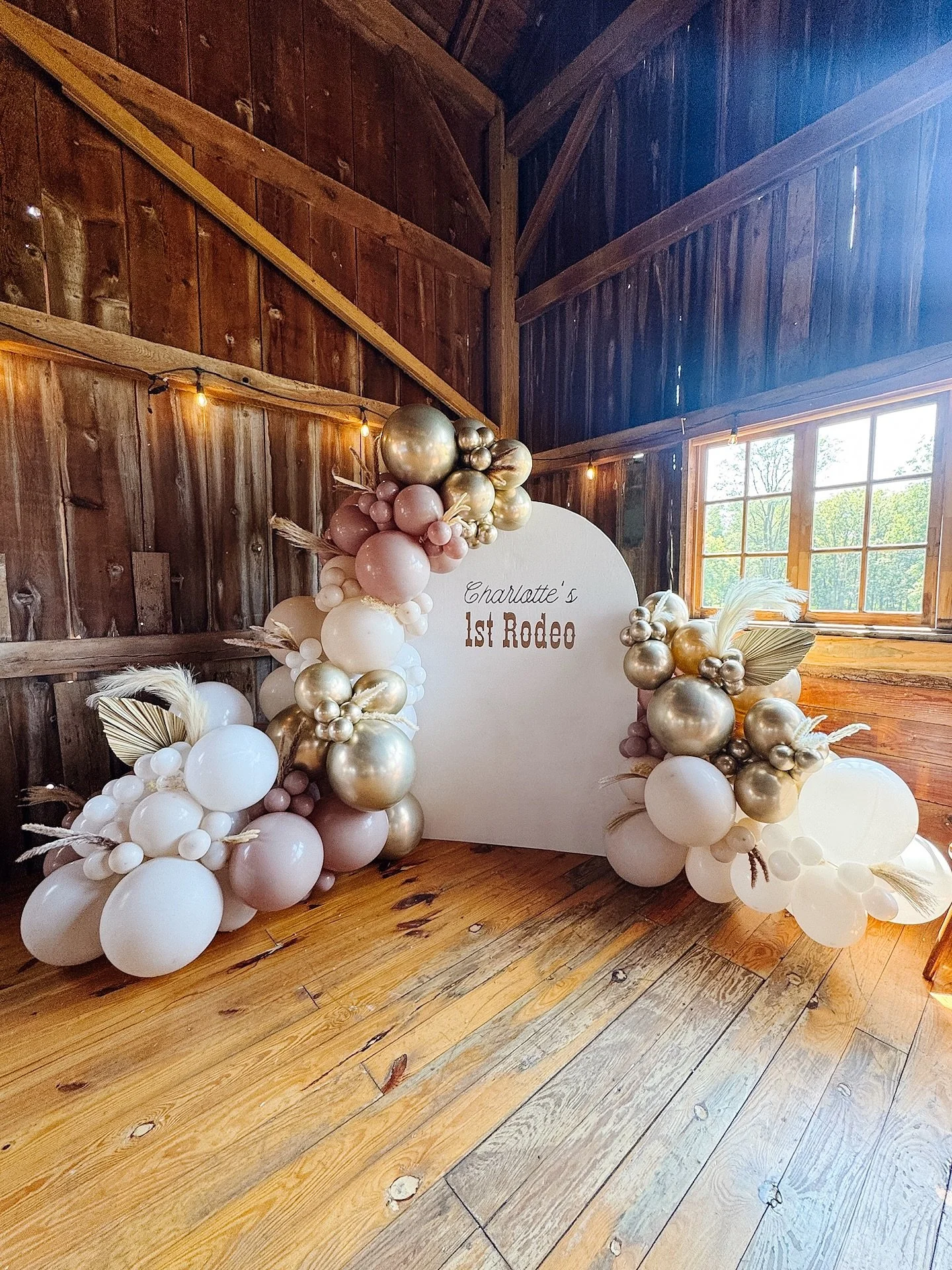 🌾Charolette&rsquo;s 1st Rodeo🤠
We brought the yee-haw to Charlotte&rsquo;s 1st Rodeo with this dreamy boho balloon backdrop! Golden balloons, rustic vibes, and one happy cowgirl ✨

#firstrodeo #firstrodeoballoons #edwardsvilleballooncompany #edward