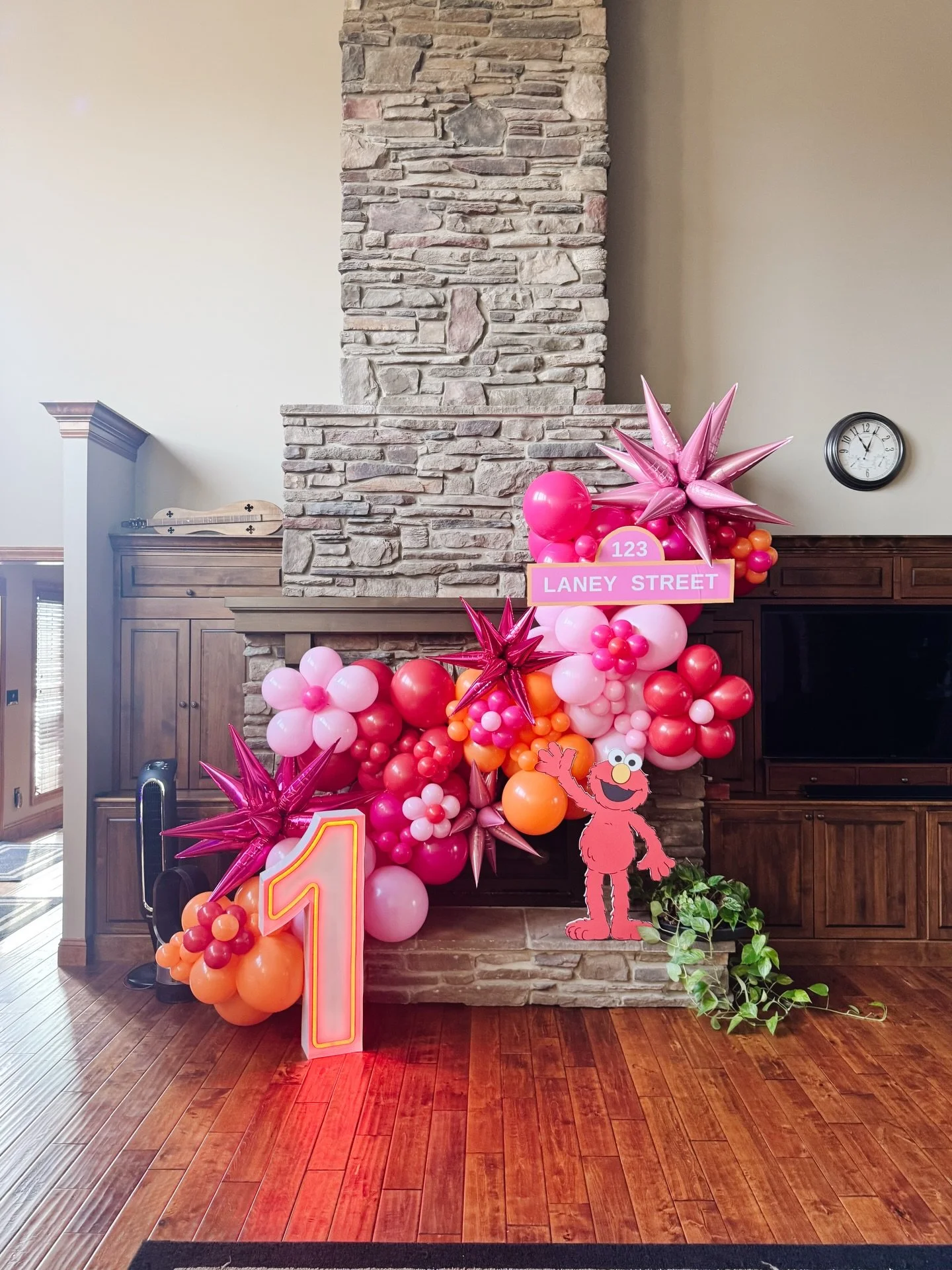 🩷Laney Street🧡
This girly Elmo theme has been a favorite of ours lately! Plus, adding some GLOW with an @ledmarqueestl number and a POP of customization with our cutouts, really elevates each install! 

#edwardsvilleballooncompany #sesamestreetball