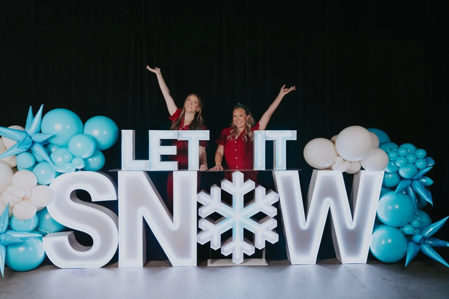 ❄️Happy Holidays🎄
Wishing you a very merry holiday and a happy new year from @popdroppartyil and @ledmarqueestl! 

Also, a holiday surprise to you, check out our NEWEST sister company @ledmarqueestl! Ready to glow up your next event 🌟

#happyholida