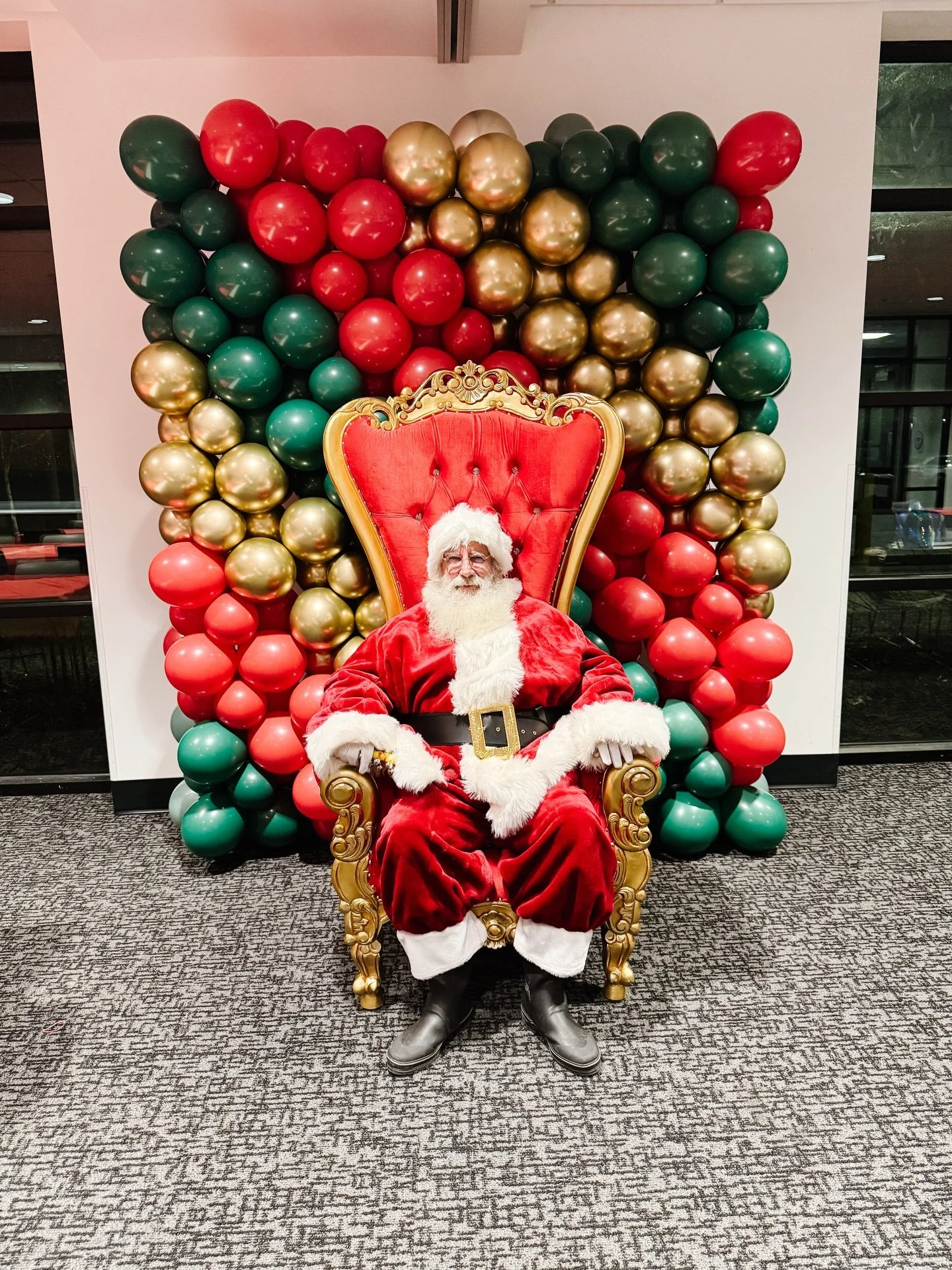 🎅🏼Photos With Santa🎅🏾
@evilleneighbors hosted Frosty&rsquo;s Holiday Skate night at the RP Lumber Center and even had a special visit from Santa and Mrs. Claus for photos! No photoshoot is complete without a fun balloon wall backdrop! 

Beautiful