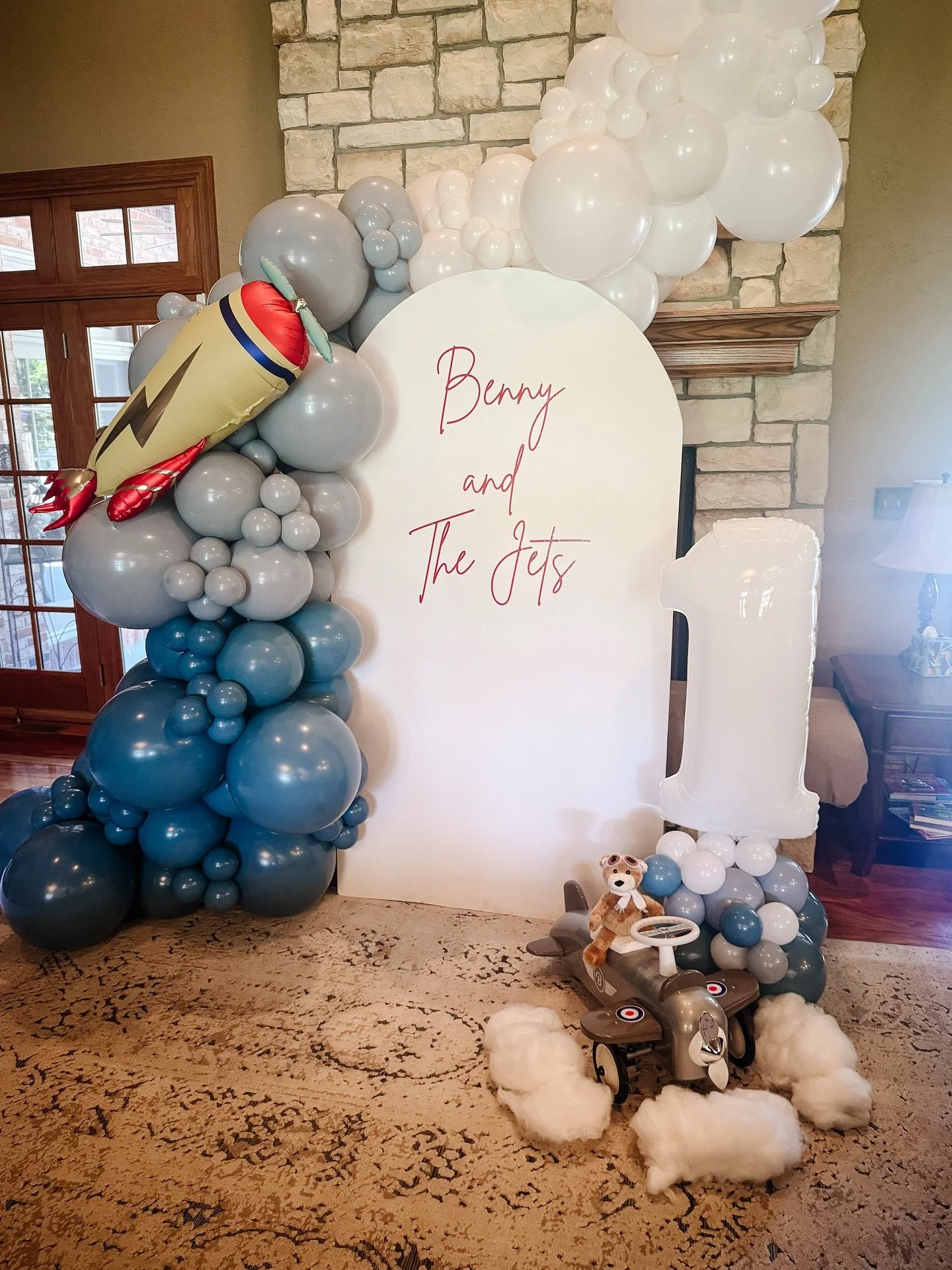 ✈️Benny &amp; The Jets✈️
B-B-B-Benny and The Jets, and the cutest birthday theme ever! We took this theme and FLEW with it to create this epic backdrop for the birthday boy 🛩️

#bennyandthejets #bennyandthejetsbirthday #bethaltoballoons #edwardsvill