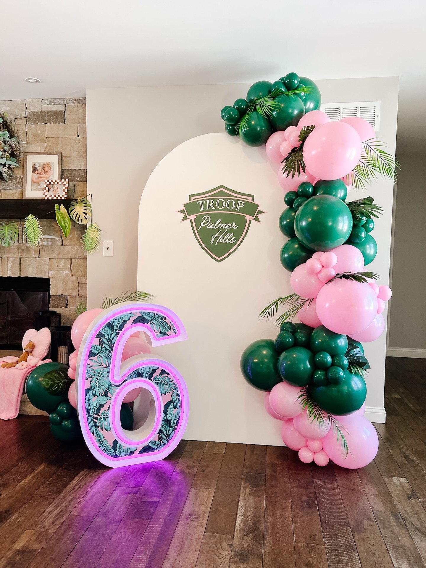 🌴Troop Palmer Hills🌴
Troop Beverly Hills, but make it a dreamiest 6th birthday ever 🩷 From fabulous balloon moments to cozy glamping tents, personalized details, and a statement marquee, this party was giving major Beverly Hills flair.

Want us to