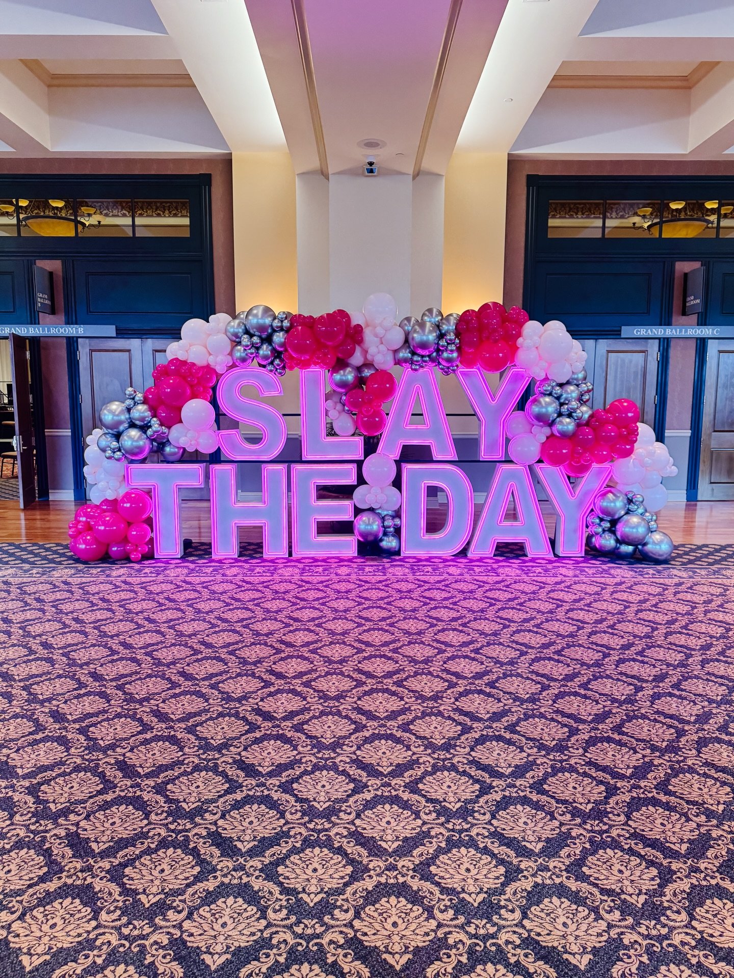 💕Slay The Day💕 
Go big&hellip; or go bigger. 🤩 Obsessed with how this statement install set the tone for an unforgettable @addictiondancecomp competition weekend

#dancecompetition #dancecompetitionballoons #stlouisballooncompany #danceballoons #e