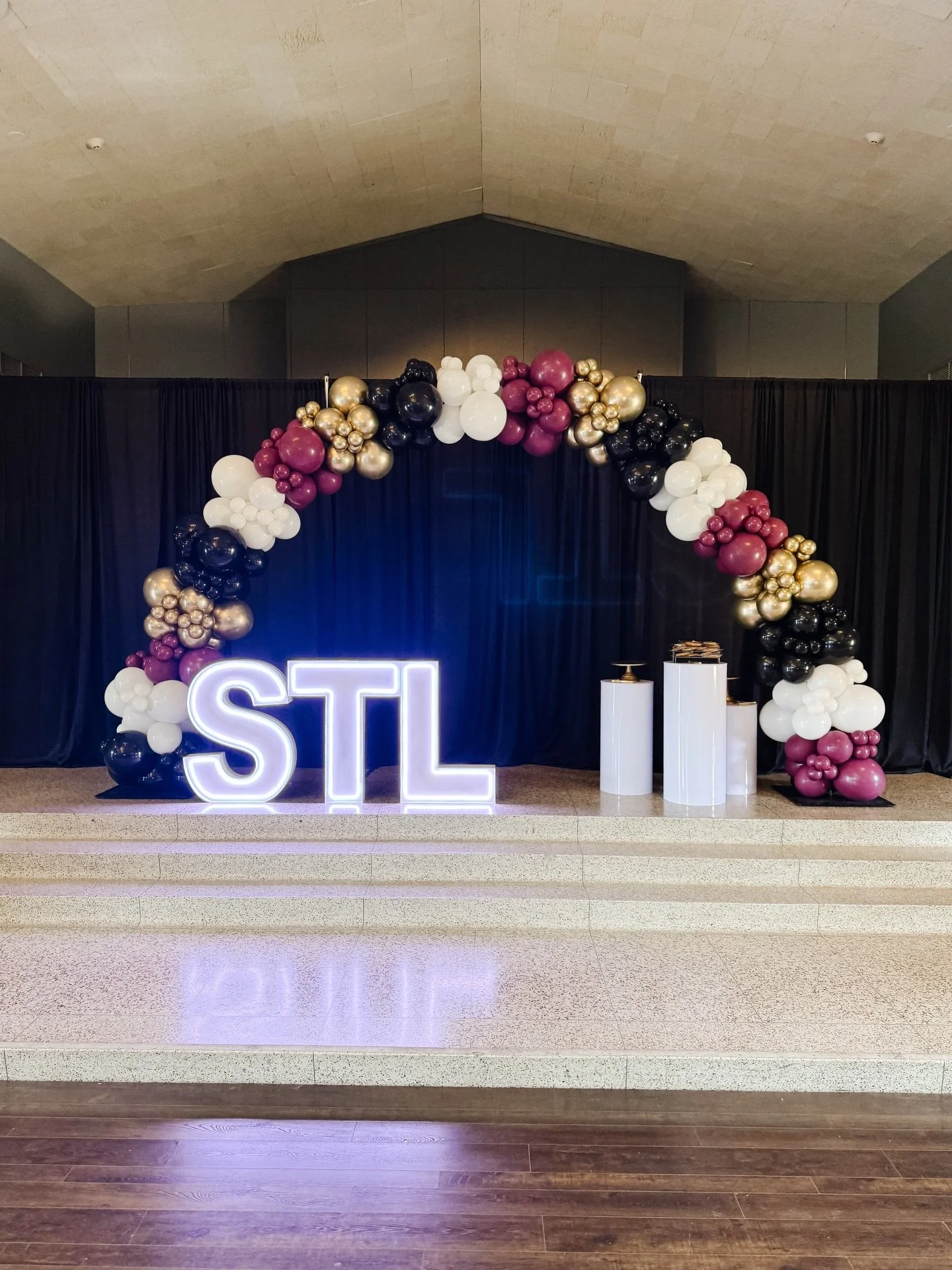 🏀Player&rsquo;s Ball🏀 
@thaloushowcase hosted their Player&rsquo;s Ball this weekend and what celebration is complete without balloons and LEDs?! 

Event Planners/Decor: the amazingly talented @soiree_smiles_stl 
Marquee Letters: @ledmarqueestl 

#