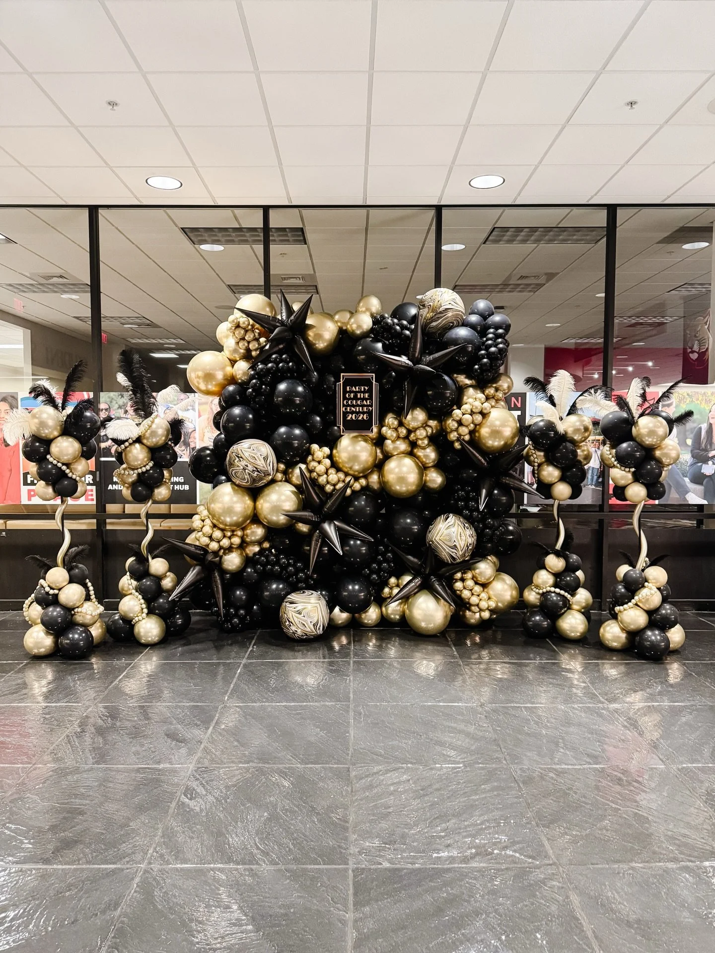 ⭐️SIUE Springfest⭐️
Springfest, but make it bold 🖤✨
Black + gold for a BOLD moment with a statement backdrop and towers that POP! 

#siue #edwardsvilleballoons #edwardsvilleballooncompany #greatgatsby #greatgatsbyballoons