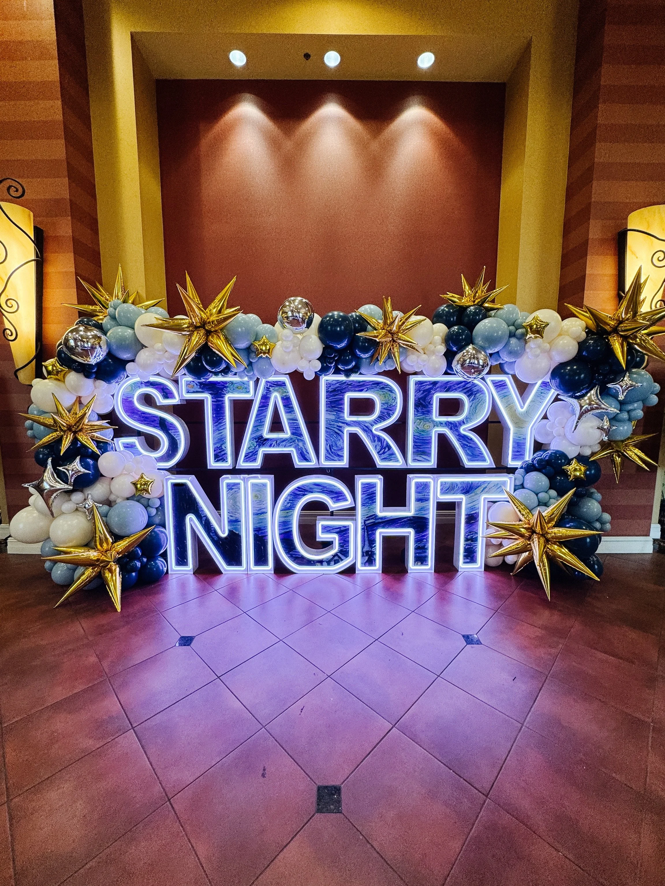 🌟Starry Night🌟
We don&rsquo;t just &ldquo;do balloons&rdquo;&hellip; we create the whole vibe! 
This starry night install was packed with dimension, shine, and statement details, because prom deserves to feel magical✨ Custom LEDs added that extra g