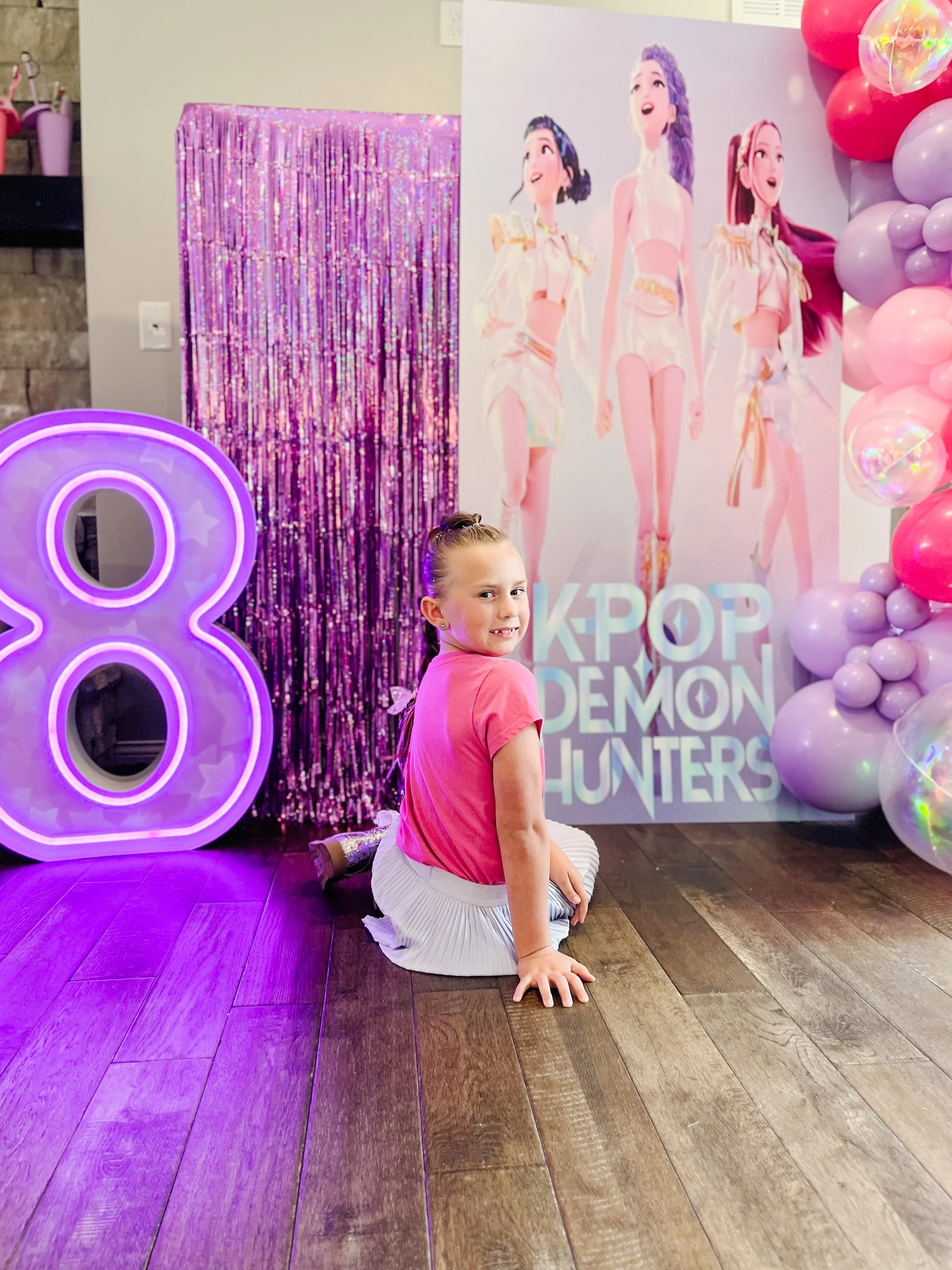 🎤K-Pop Party💖
POV: you asked your mom for a K-Pop party and we made it ✨iconic✨

Balloons: @popdroppartyil 
LED 8: @ledmarqueestl 
K-Pop Backdrop: @wemadeitfamous 

#kpop #kpopparty #edwardsvilleballoons #edwardsvilleballooncompany #edwardsvillebir