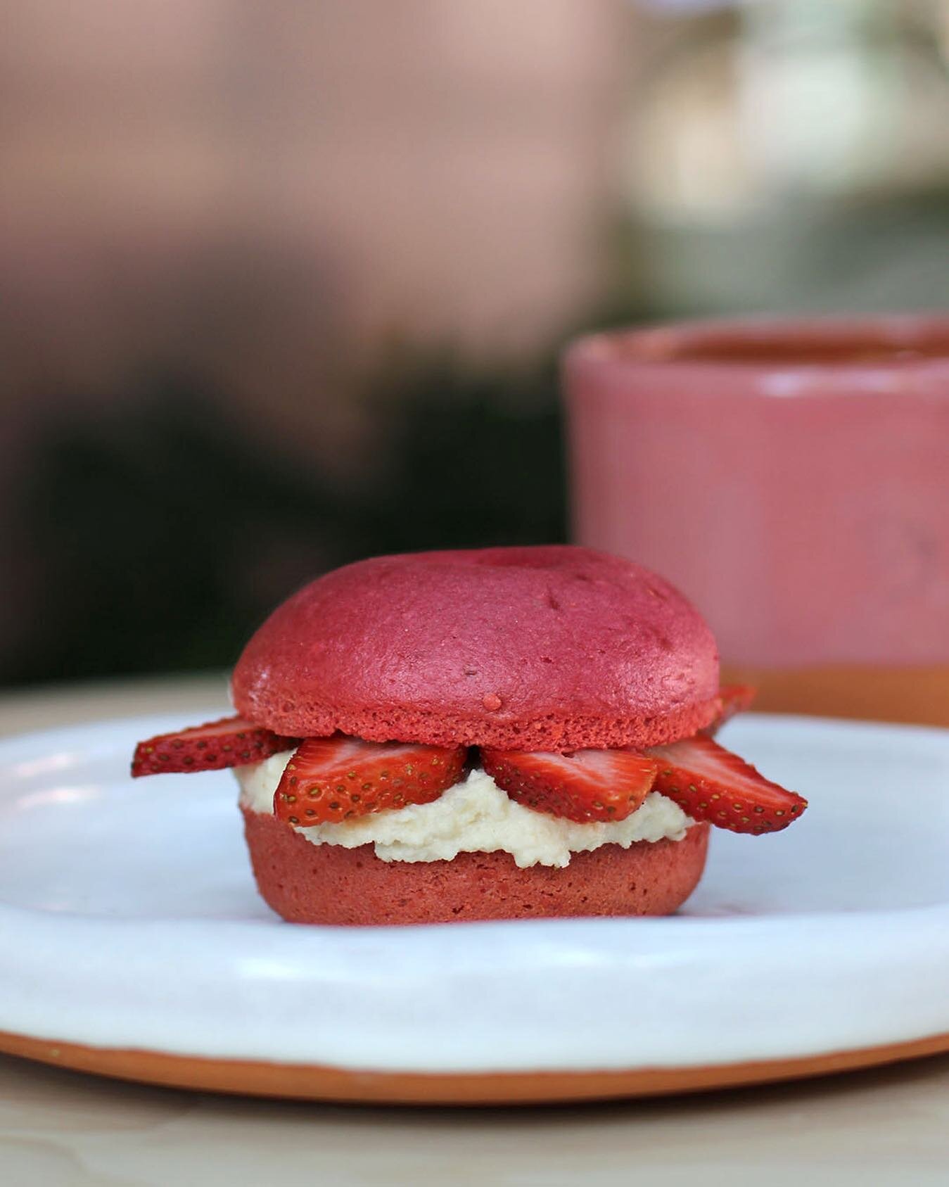 Hoy hicimos donas rosas horneadas. Si la piden llevan una crema dulce de almendras y fresas frescas. 
.
Hoy hasta las 8:00pm