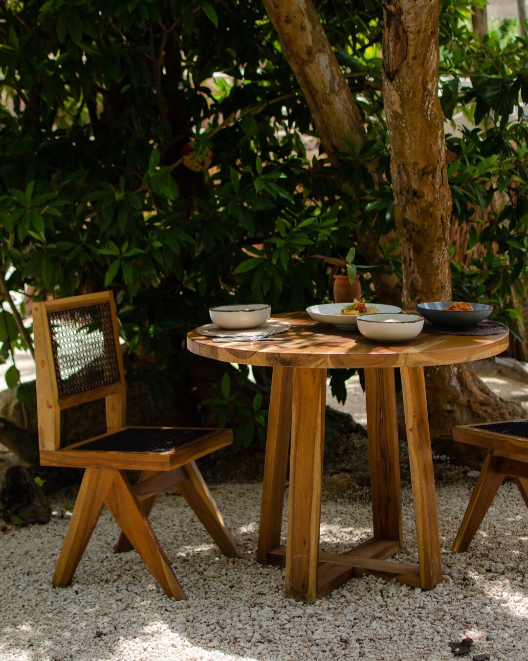 In the Shade ​​​​​​​​
Enjoy your organic lunch in the shade of the palms as you dig in for nutrient respite! Buen provecho! ​​​​​​​​
​​​​​​​​
Did you know that our pool at Radhoo is serviced by N&Uuml; restaurant? Expect high-quality cuisine that sho