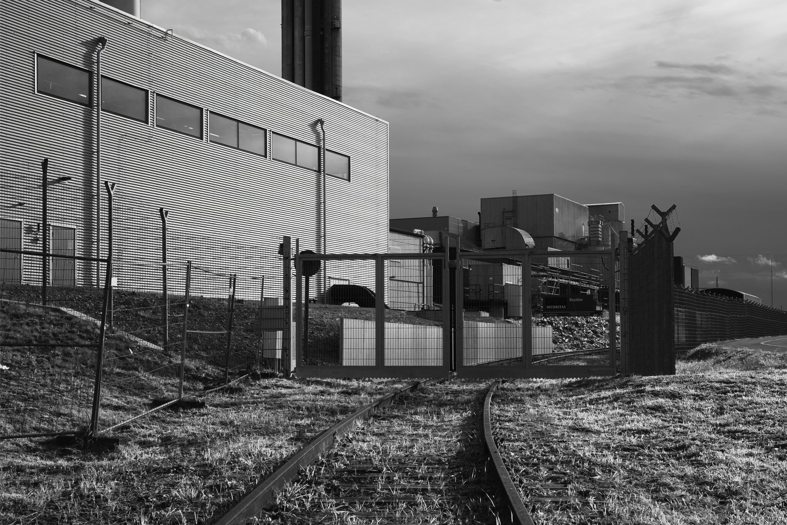 B0014846 Rail Gate and Steel Sheet Walls