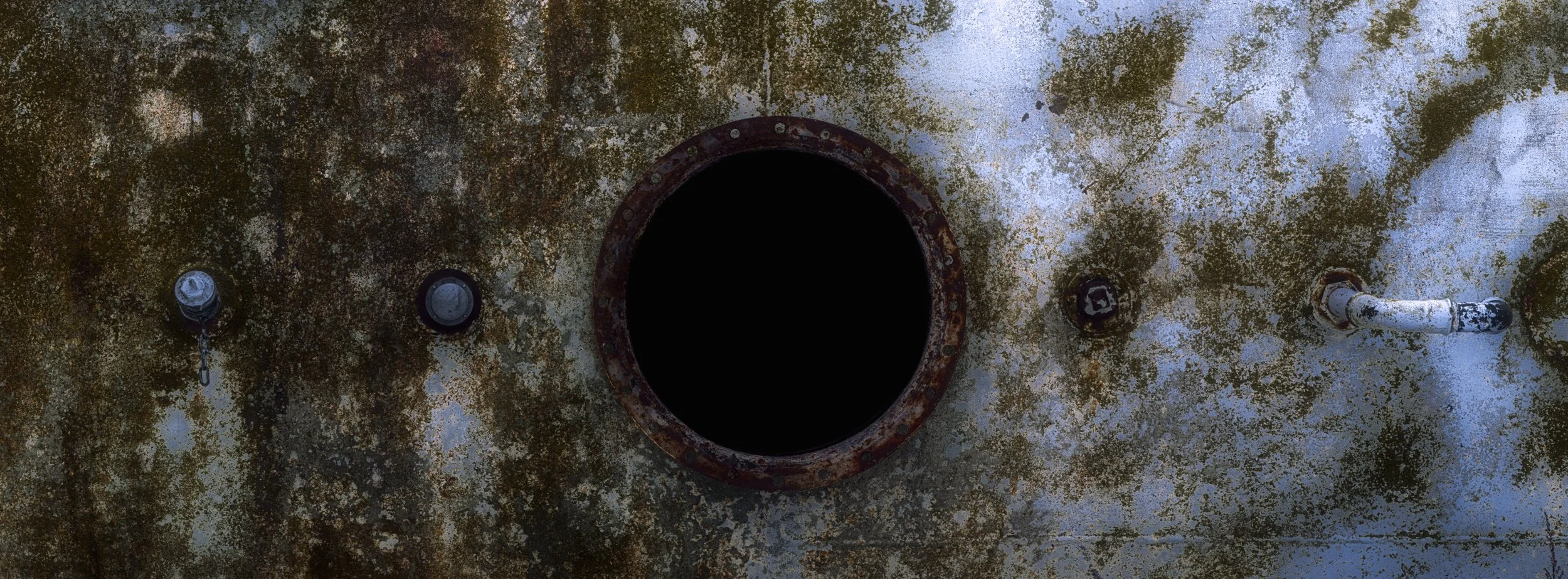 B0034376 Circular  Black Opening