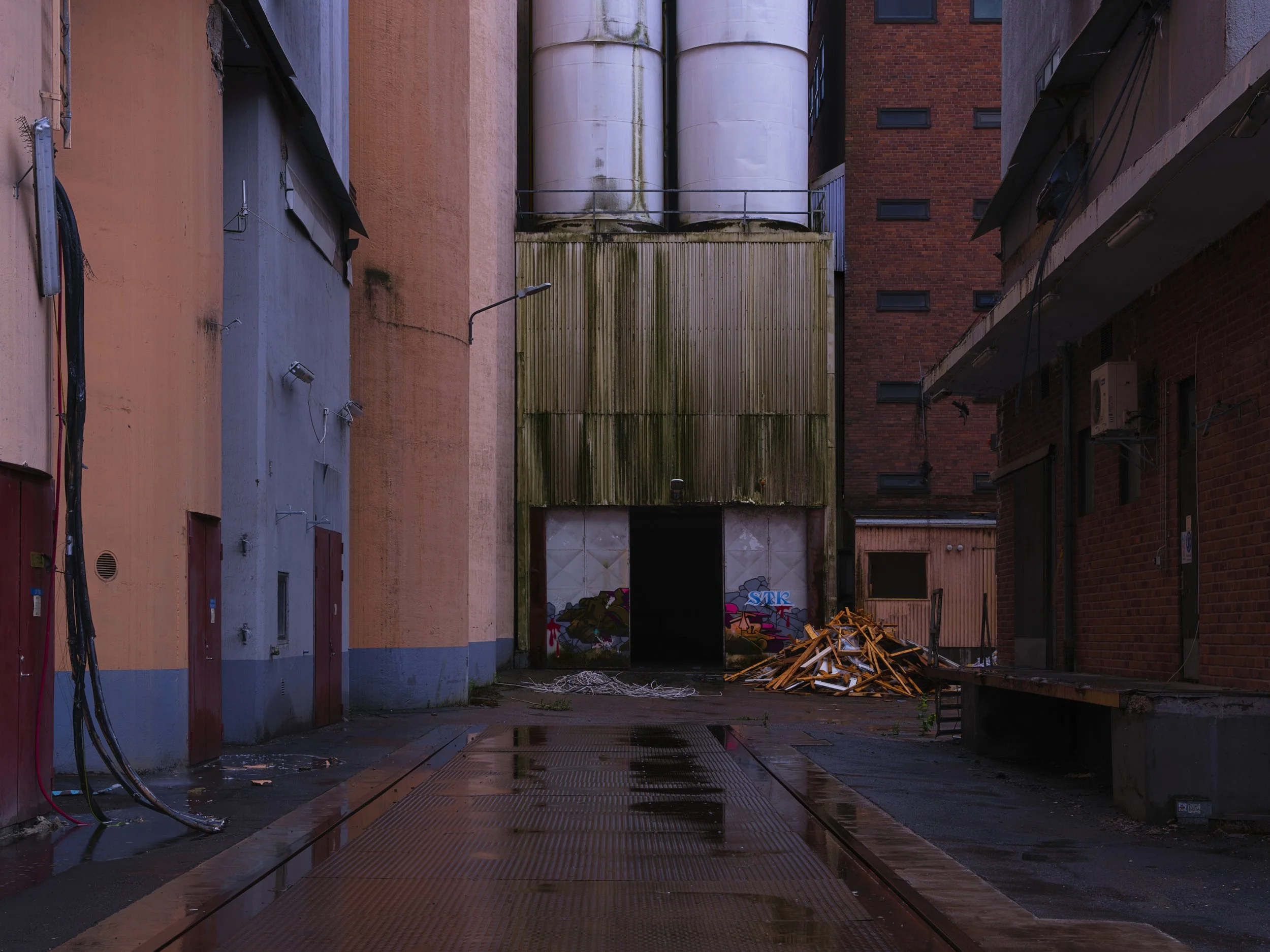 B0010488 Rainy Day Among Silo 1 and 2
