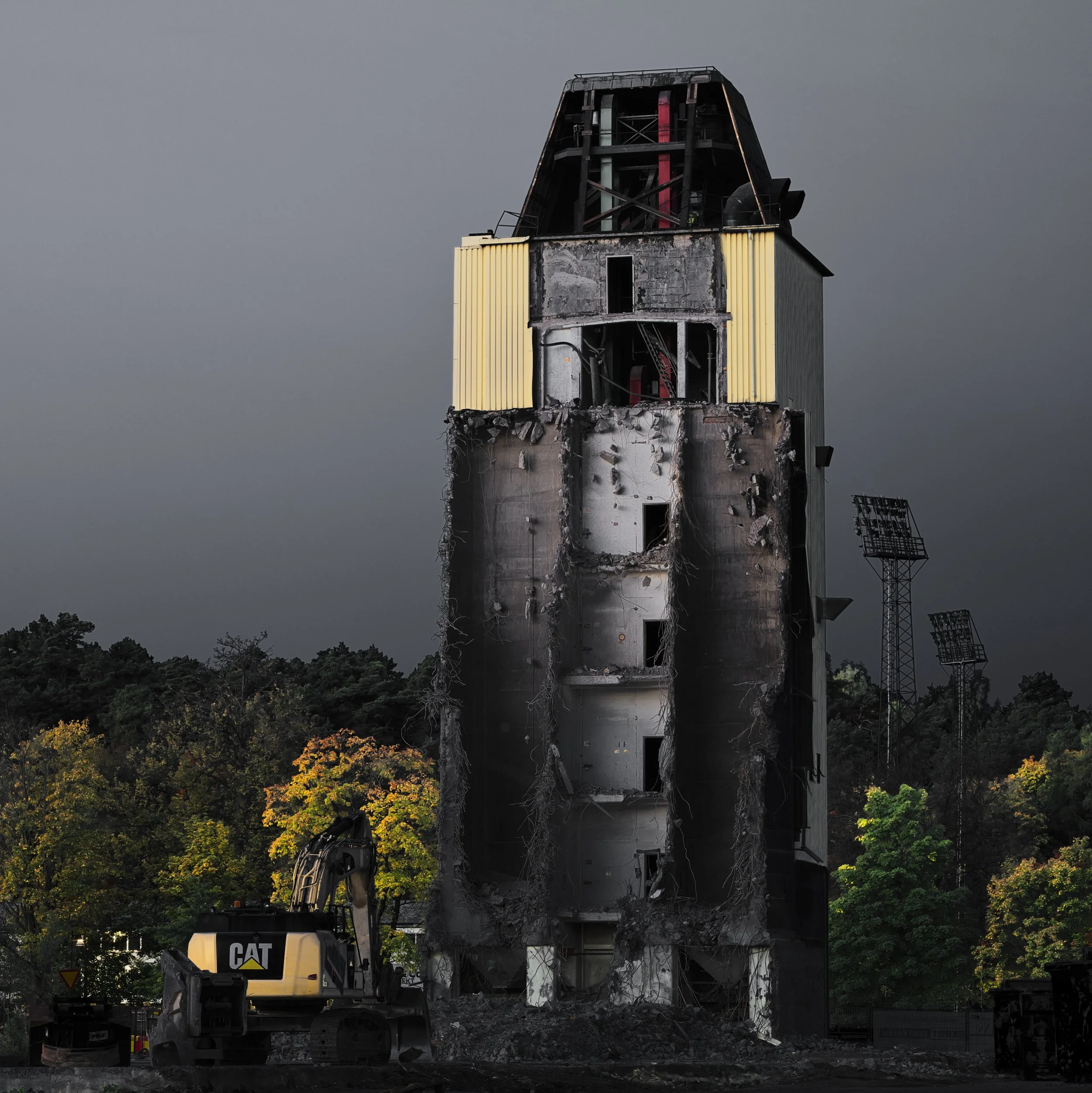 B0016556 Silo 5 The Inside Between Yellows