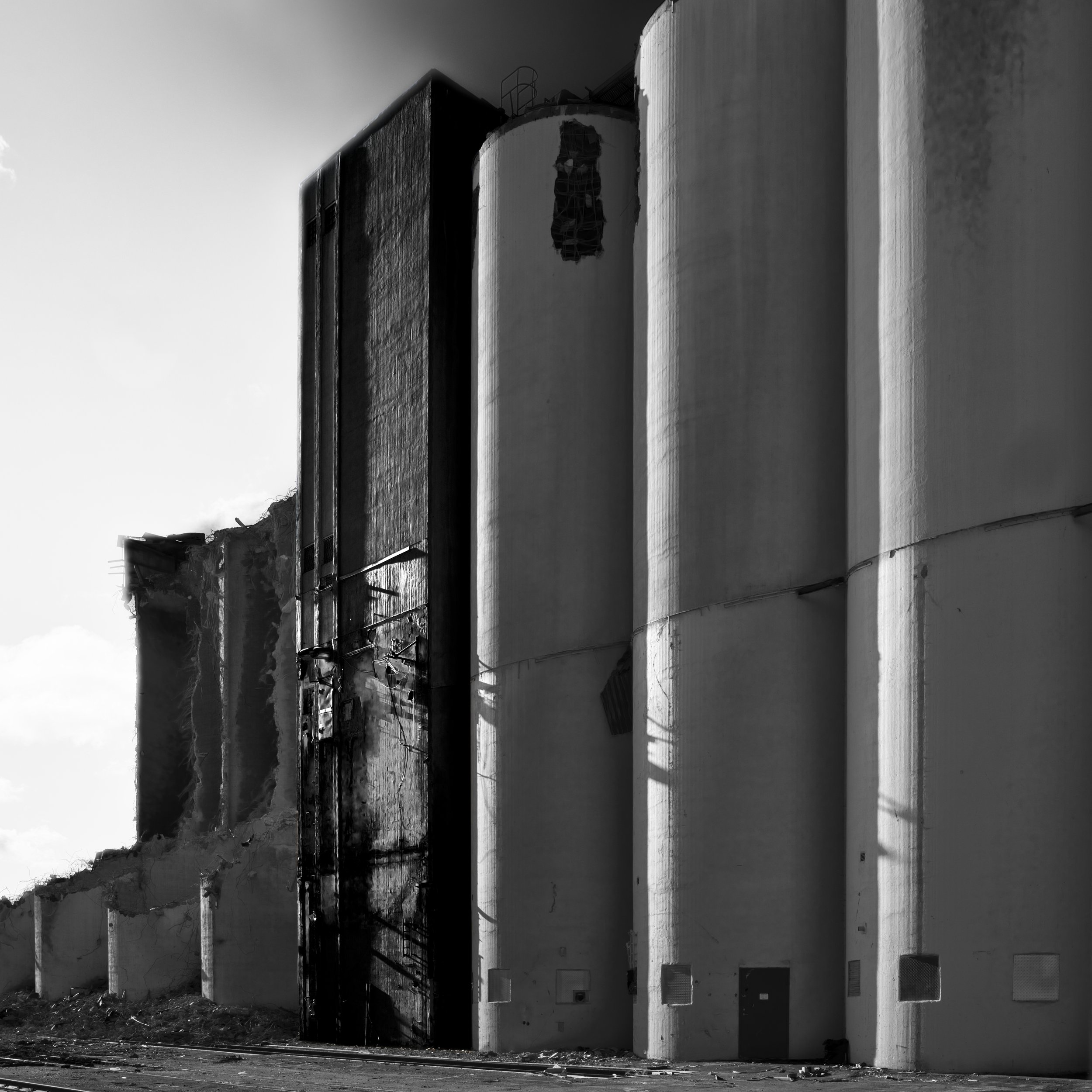 B0016533 Silo Two Central Tower in Black