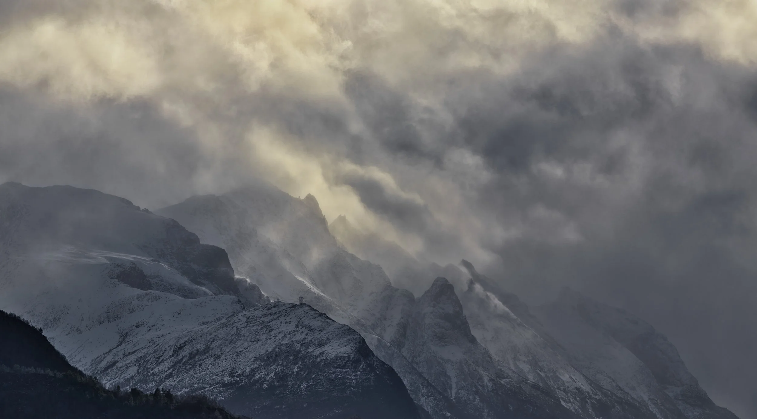 B0024464 Mountains in Clouds