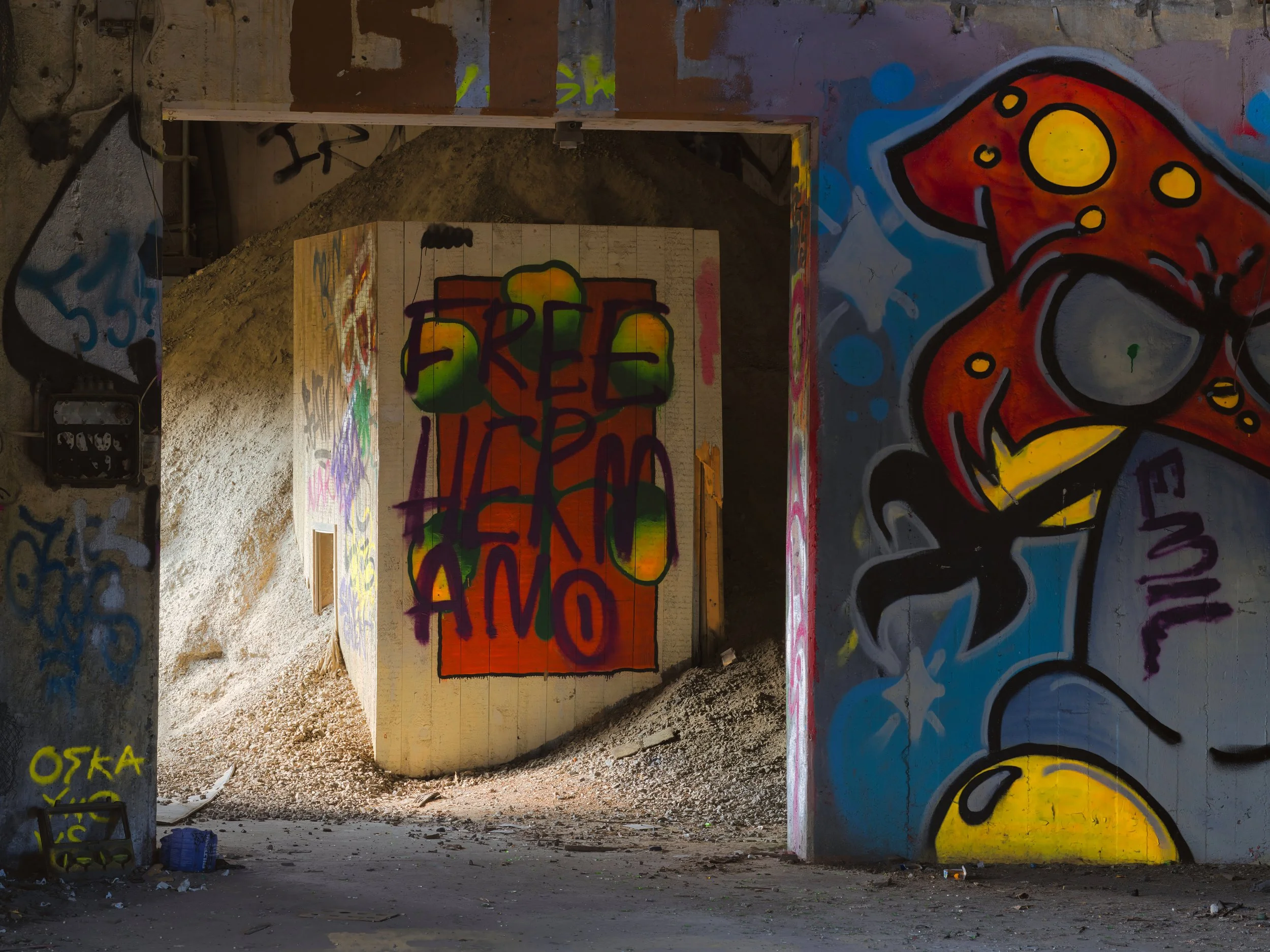 B0015405 Ramhäll Graffiti Wall Cube in Gravel