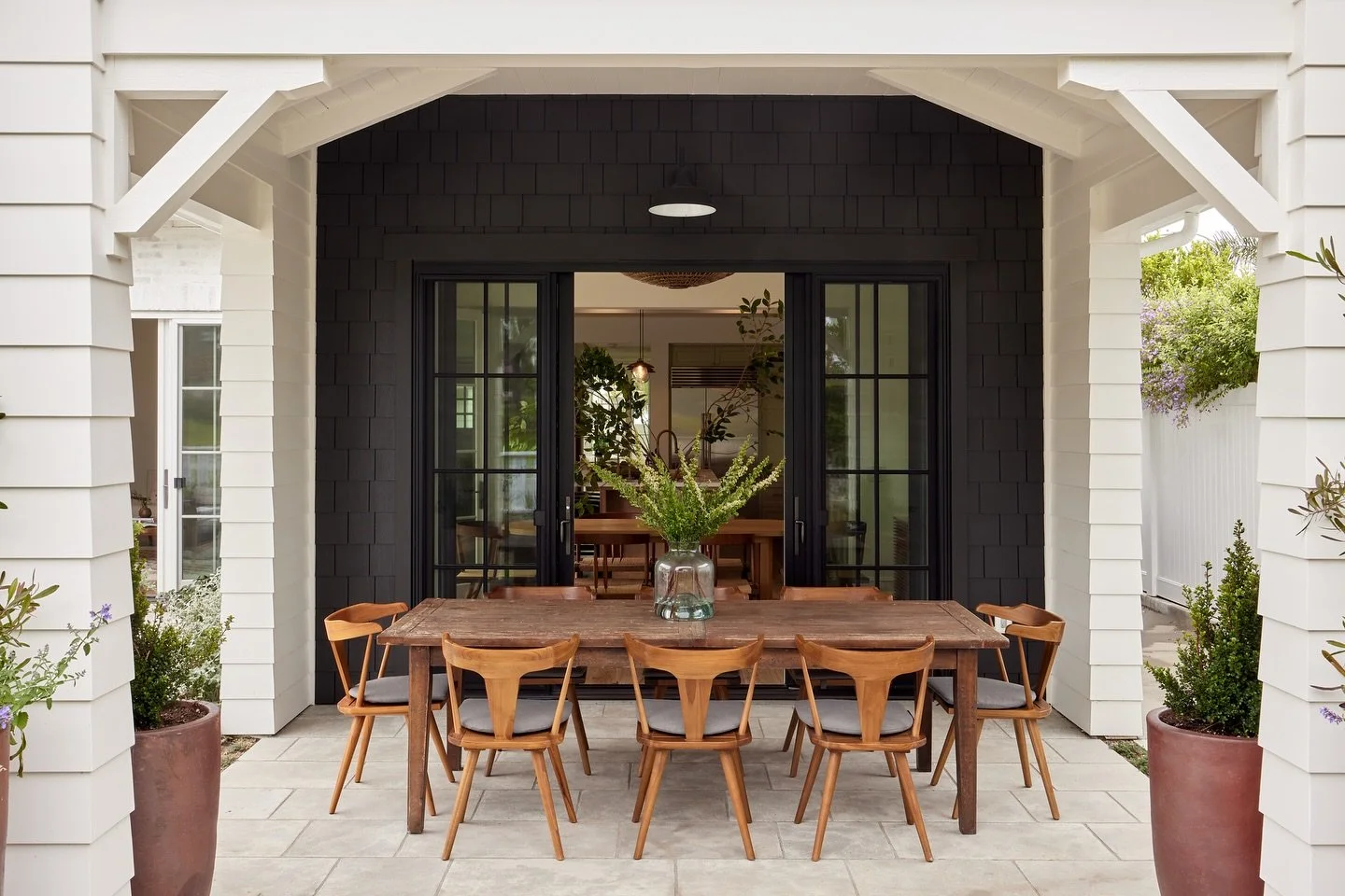 outdoor dining at the beach cottage

📷 : @neekmason 

#residentialarchitecture #design #renovation #shinglesiding #whitewashbrick #beachcottageproject