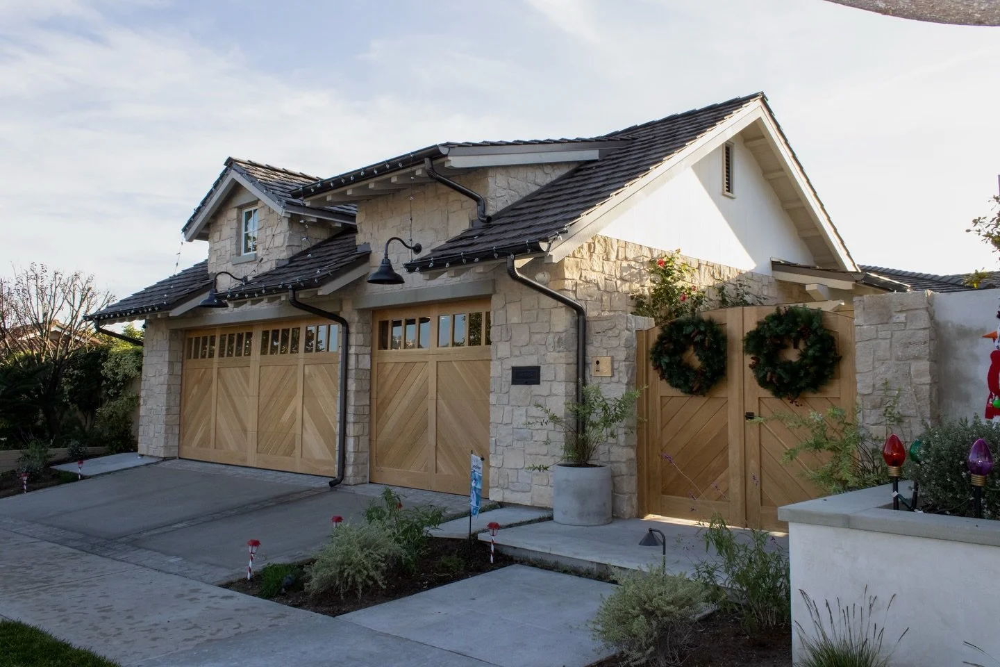 Harbor View Hills | From early dreaming to close collaboration and careful coordination. The details that define this remodel | addition. 

Architecture: @mesastudiodesign 
Landscape: @chelseacorinnestudio 
Builder: @marstonbuilders 

#harborviewhill