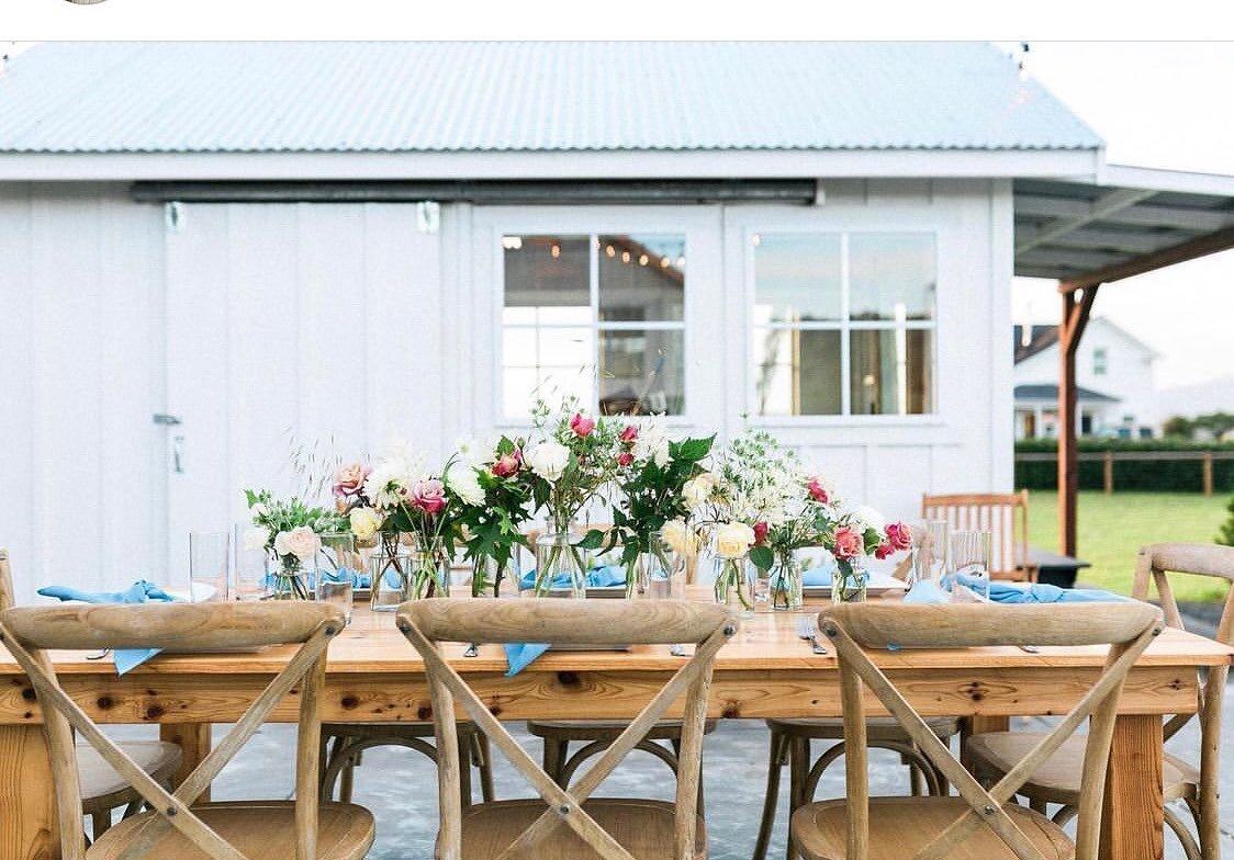 Headed to @atthebluff for a bench drop off this weekend. Always love visiting their venue, so I&rsquo;m throwing it back to this fun shoot on-site 💙

Styling / Planning @farmland.events 
Photo @callie.alexandre 
Florals @fayekrause 
Table @barrijean