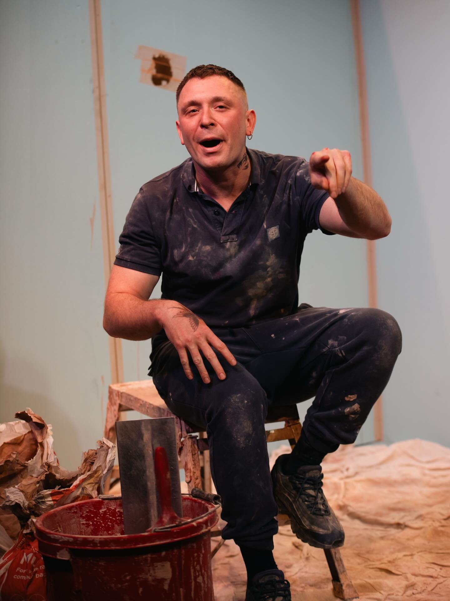 See you in 4 days @curve_leicester !

🎟️ Tickets on sale for 5th May at 7:45 via @curve_leicester
🎟️ All tickets also available via the Linktree in our bio! 

#RUMJoeMallalieu #andysmanclub #livetheatre #theatre #mentalhealth