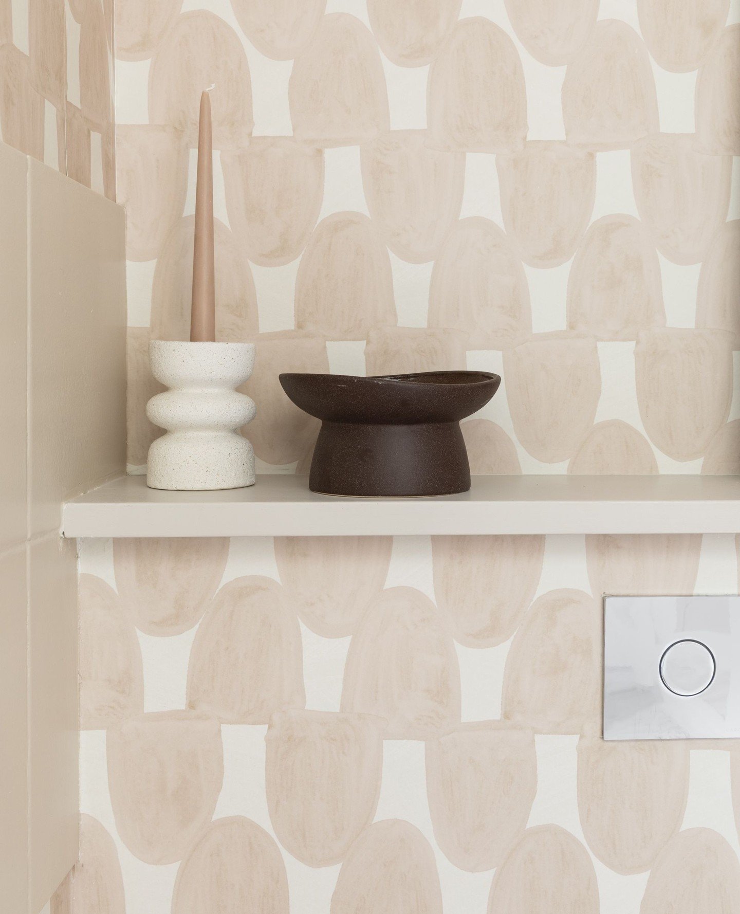 In our recent project for @aclaireaesthetics , we leaned into the fun and energetic vibes for the guest restroom. What was previously a lifeless space has been transformed by wrapping the walls floor to ceiling in this arch patterned wallpaper from @